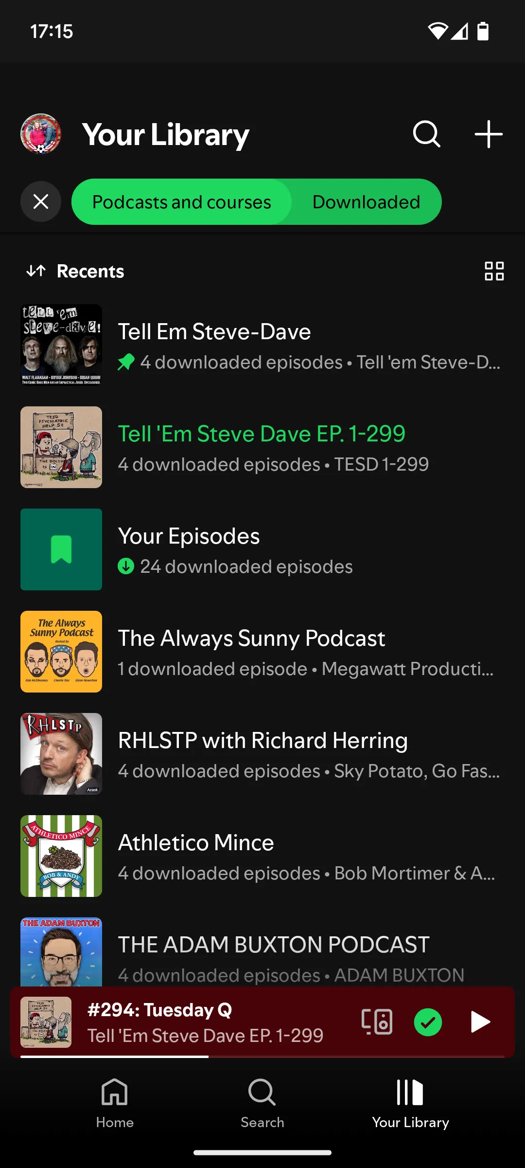 Giao diện ứng dụng Spotify hiển thị các podcast đã tải về, sẵn sàng nghe ngoại tuyến khi đi du lịch mà không cần internet.