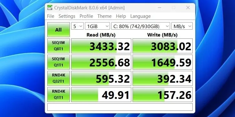 Giao diện và kết quả đo tốc độ SSD với CrystalDiskMark
