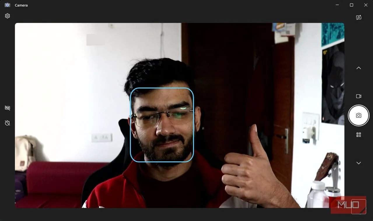 Giao diện Windows Camera hiển thị chất lượng hình ảnh sắc nét từ DSLR khi được sử dụng làm webcam, làm nổi bật chi tiết khuôn mặt và màu sắc tự nhiên.