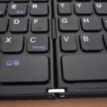 Góc cận cảnh bản lề trên bàn phím gập Bluetooth, minh họa nhược điểm thiết kế phím.