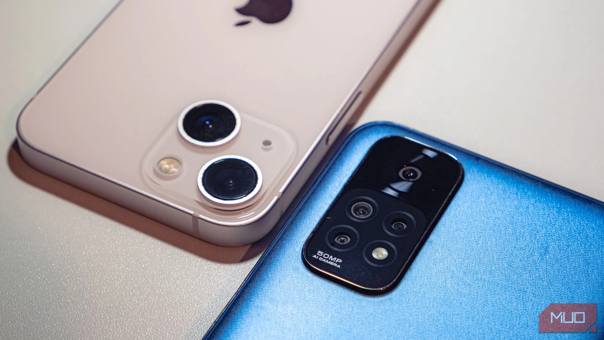 Hai chiếc điện thoại đặt cạnh nhau cho thấy sự phổ biến của camera điện thoại