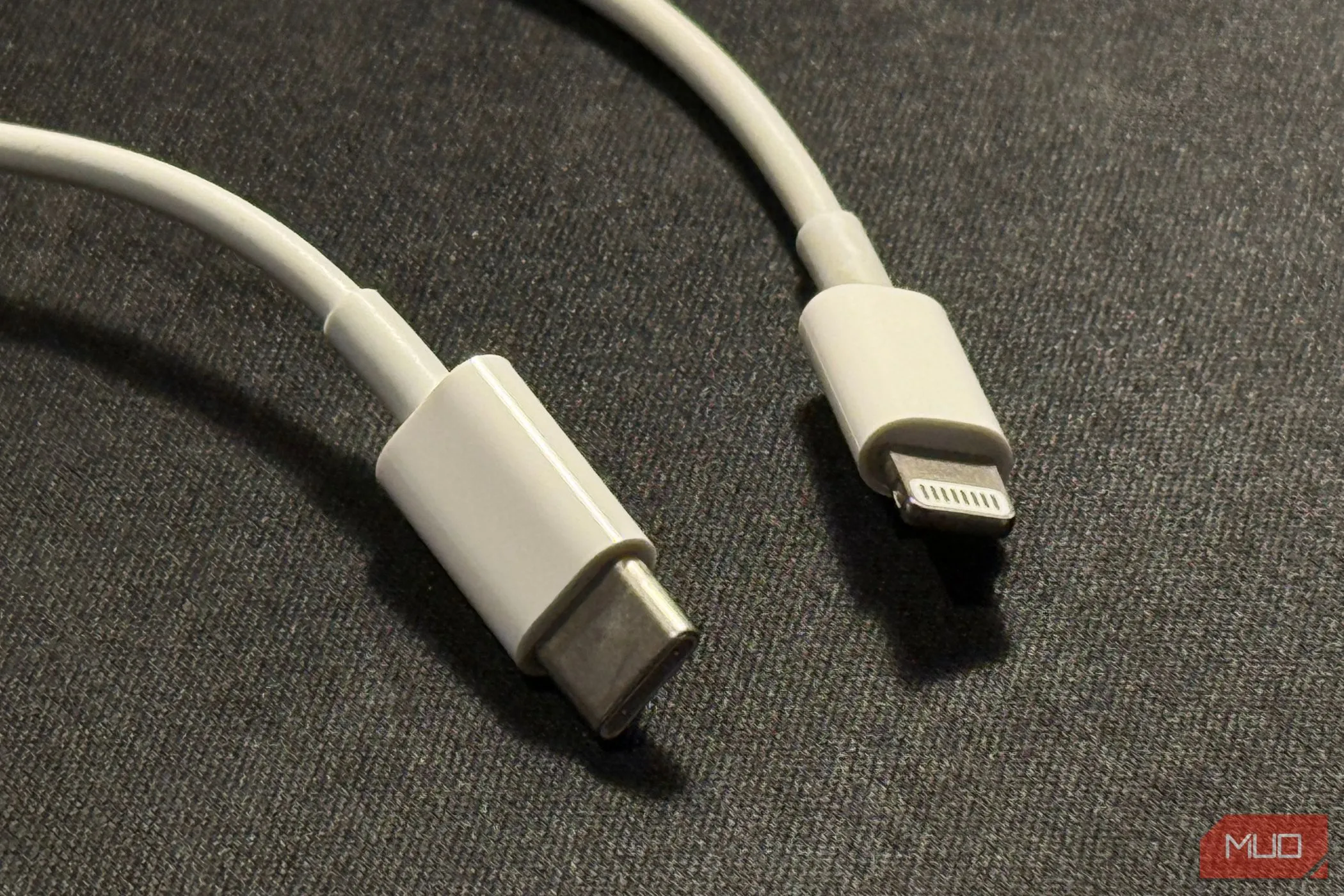 Hai đầu của cáp sạc USB-C sang Lightning