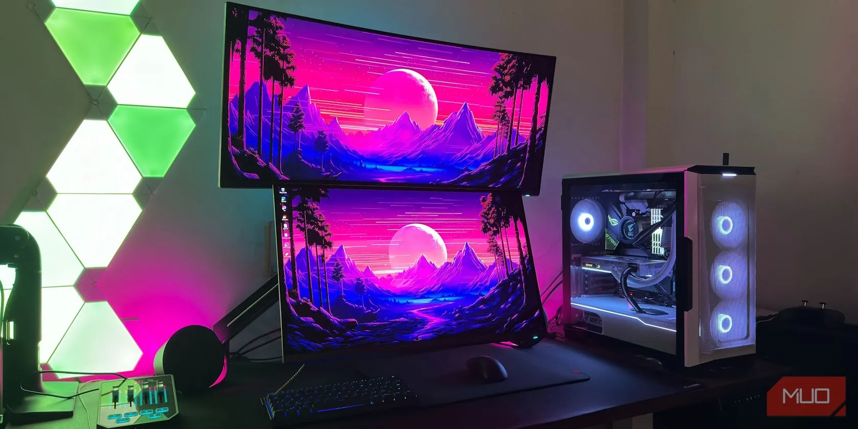 Hai màn hình OLED được gắn VESA trên bàn làm việc, thể hiện sự khác biệt về độ sáng tối đa so với TV OLED.