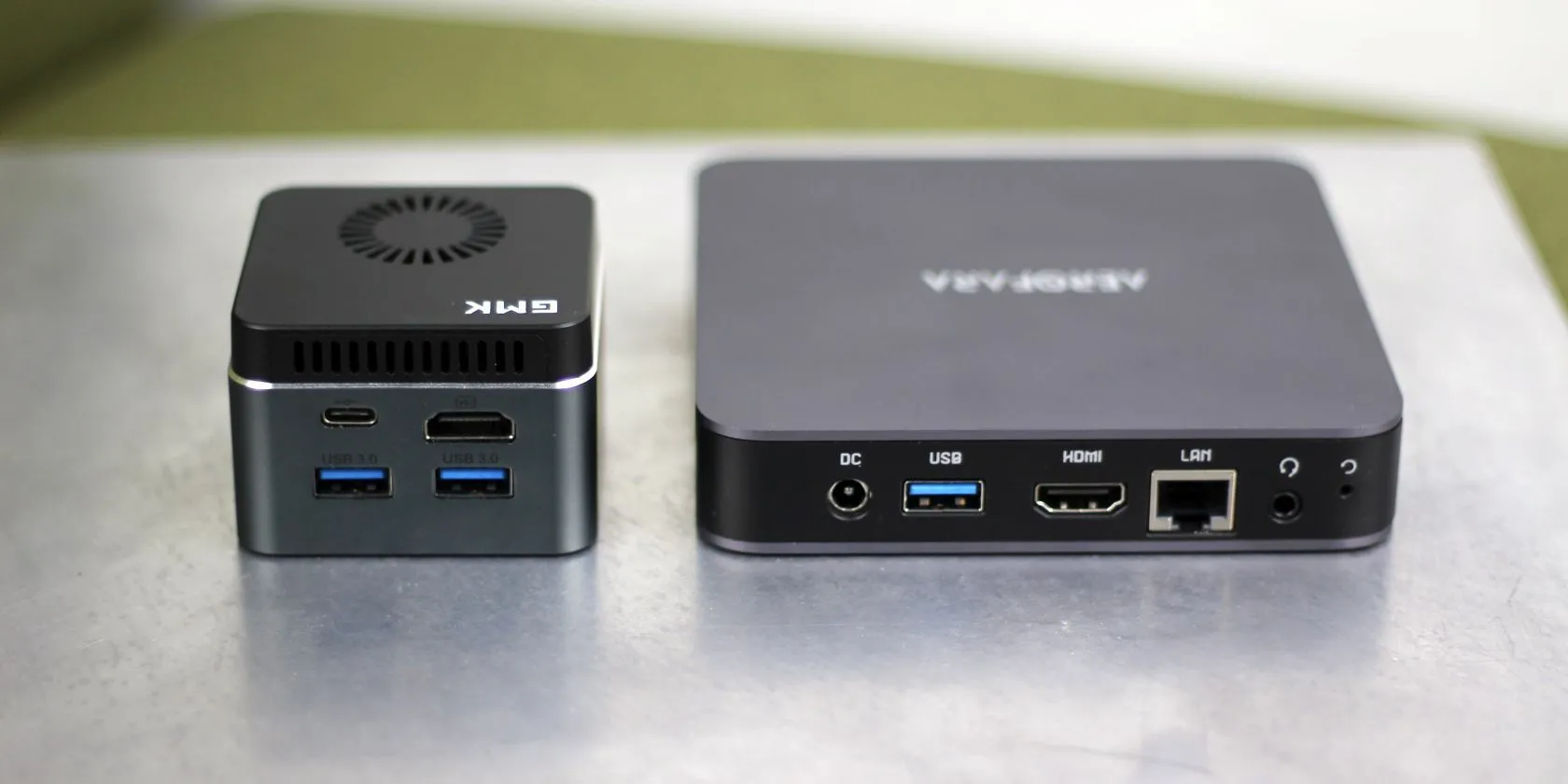 Hai mẫu mini PC nhỏ gọn, Aerofara Aero 2 Pro và Intel Nucbox 02, đặt cạnh nhau minh họa thiết kế hiệu quả không gian.