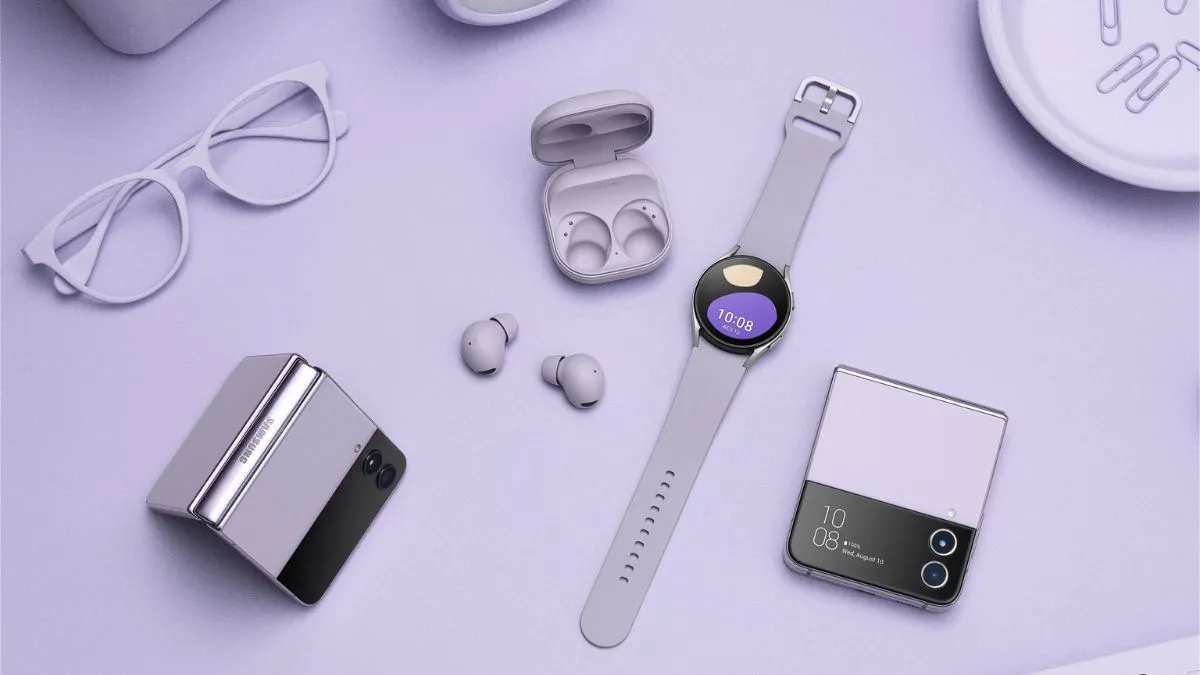 Hệ sinh thái sản phẩm Samsung gồm điện thoại Galaxy Z Flip4, đồng hồ Galaxy Watch5 Pro và tai nghe Galaxy Buds2 Pro, minh họa tính năng kết nối liền mạch.