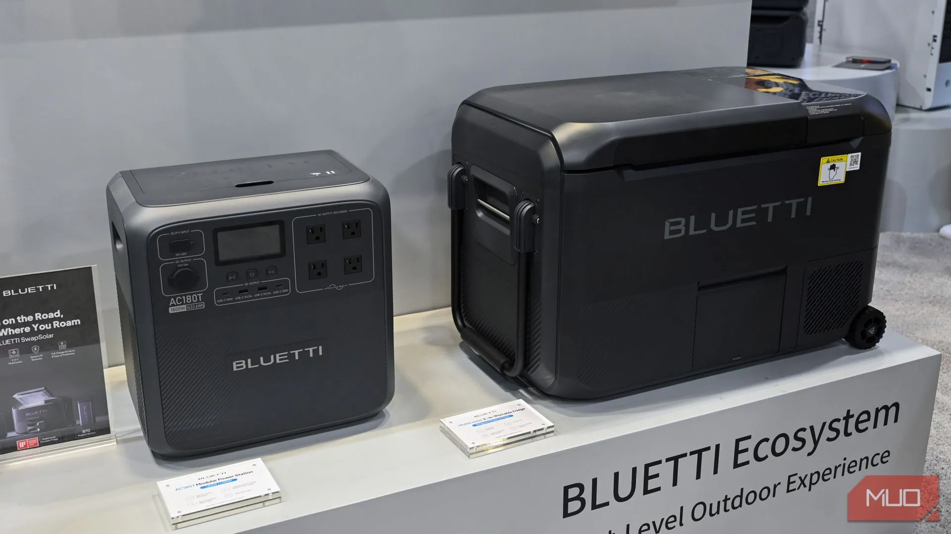 Hệ thống Bluetti SwapSolar bao gồm trạm điện AC180T và tủ lạnh MultiCooler di động.
