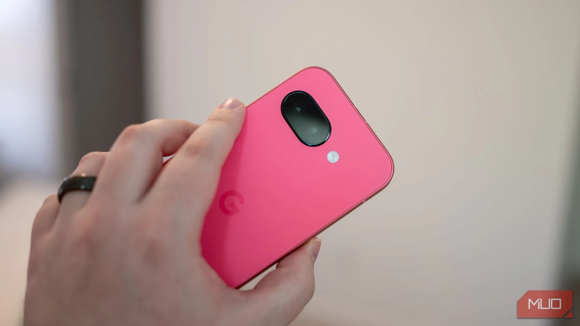 Hệ thống camera kép phía sau của Google Pixel 9a, với ống kính chính và siêu rộng, minh họa khả năng chụp ảnh chuyên nghiệp.