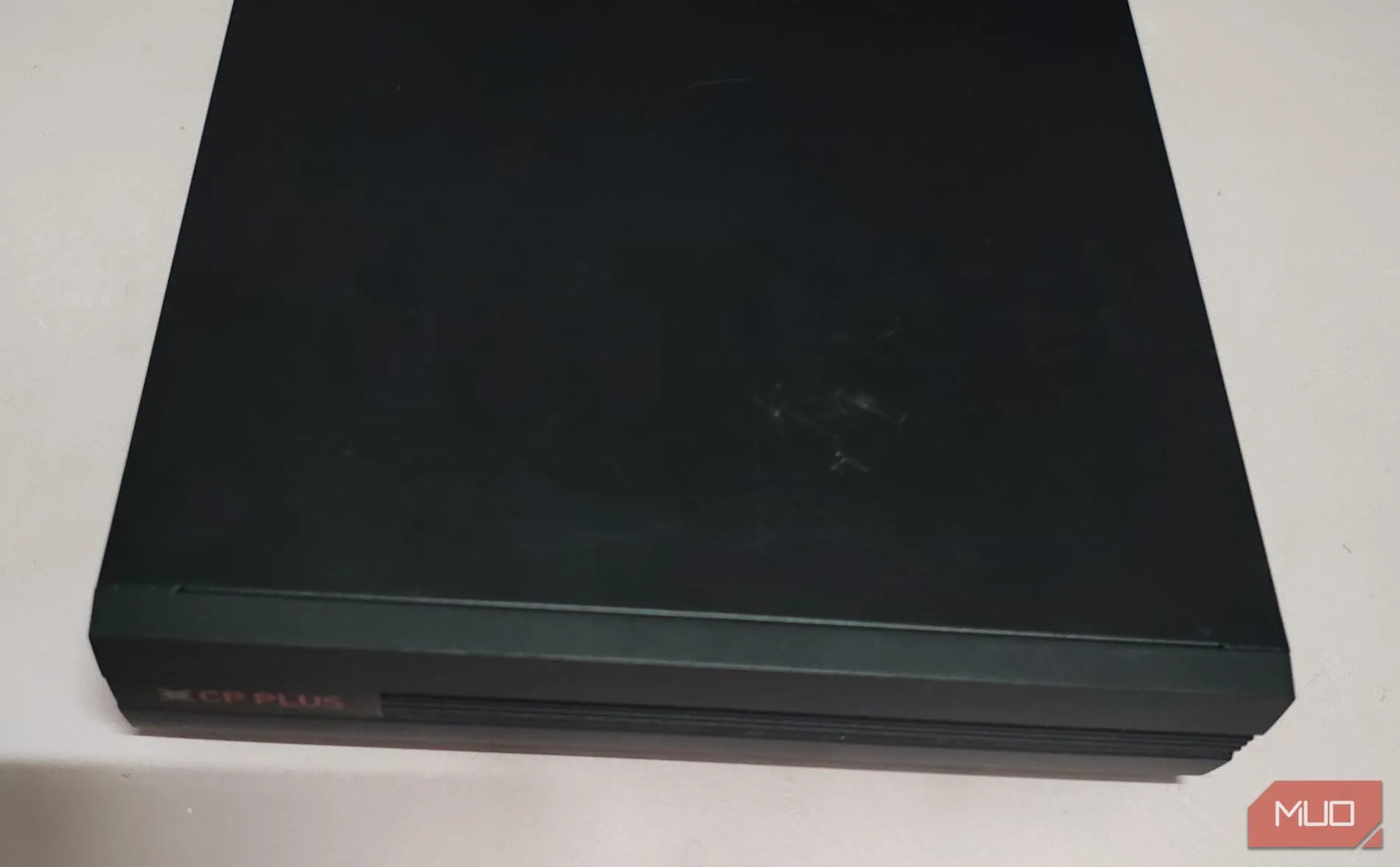 Hệ thống đầu ghi DVR đặt trên bàn trắng, sẵn sàng kết nối với ổ cứng lưu trữ camera an ninh