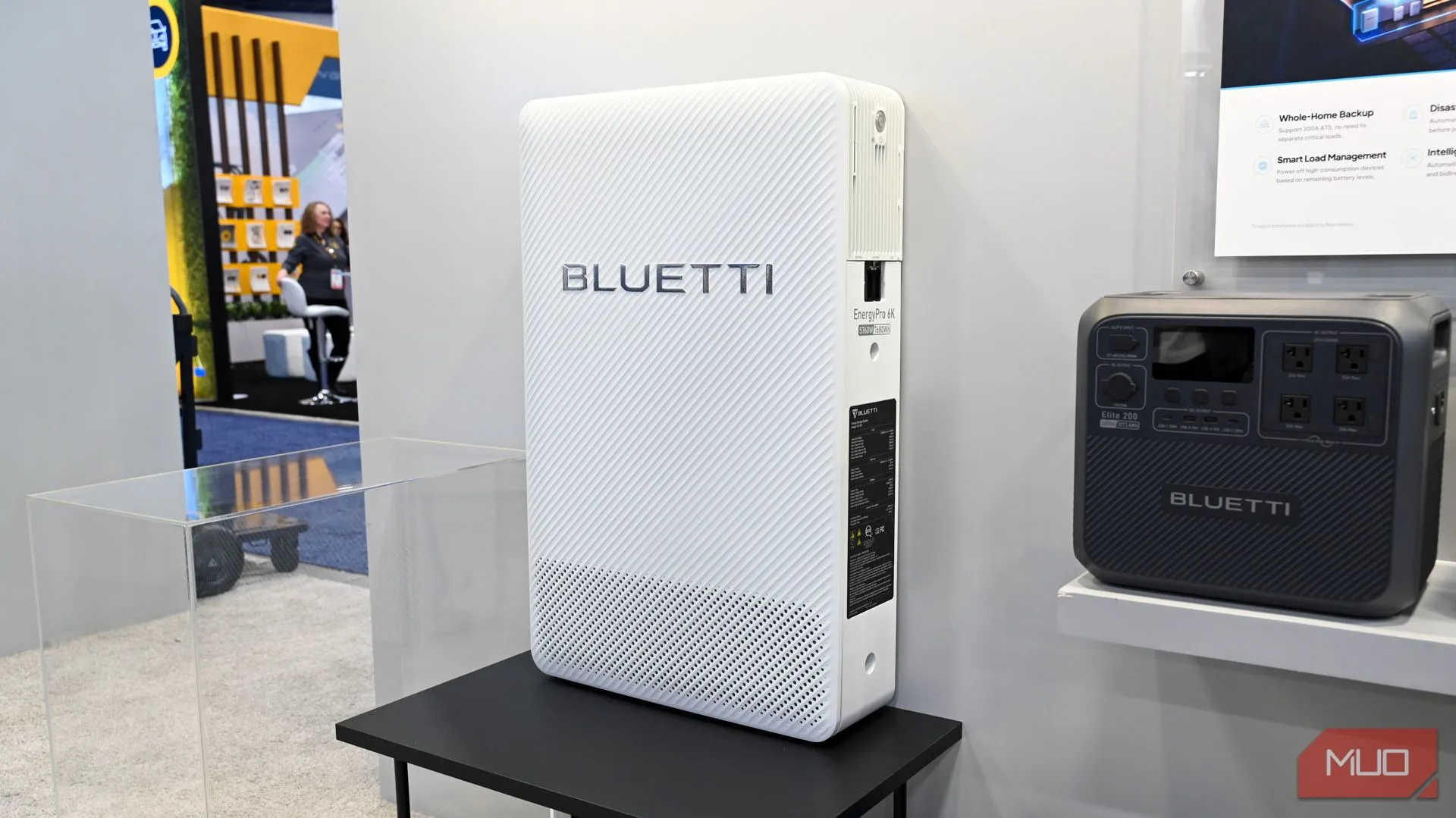 Hệ thống lưu trữ năng lượng gia đình Bluetti EnergyPro 6K nhìn từ cạnh bên, minh họa khả năng tích hợp.