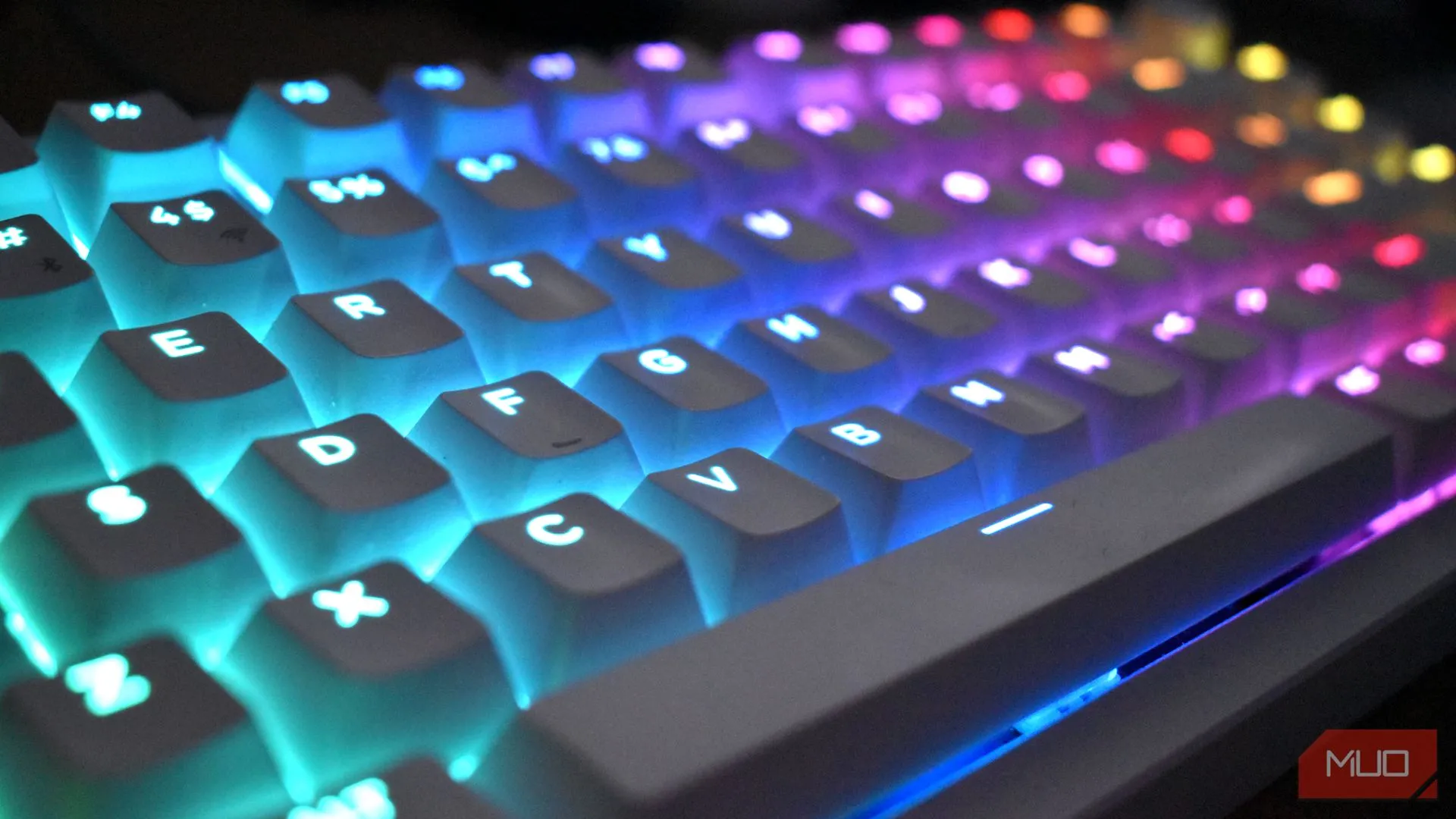 Hiệu ứng đèn nền RGB sống động trên bàn phím cơ Lemokey P1 HE, thể hiện khả năng tùy chỉnh ánh sáng.