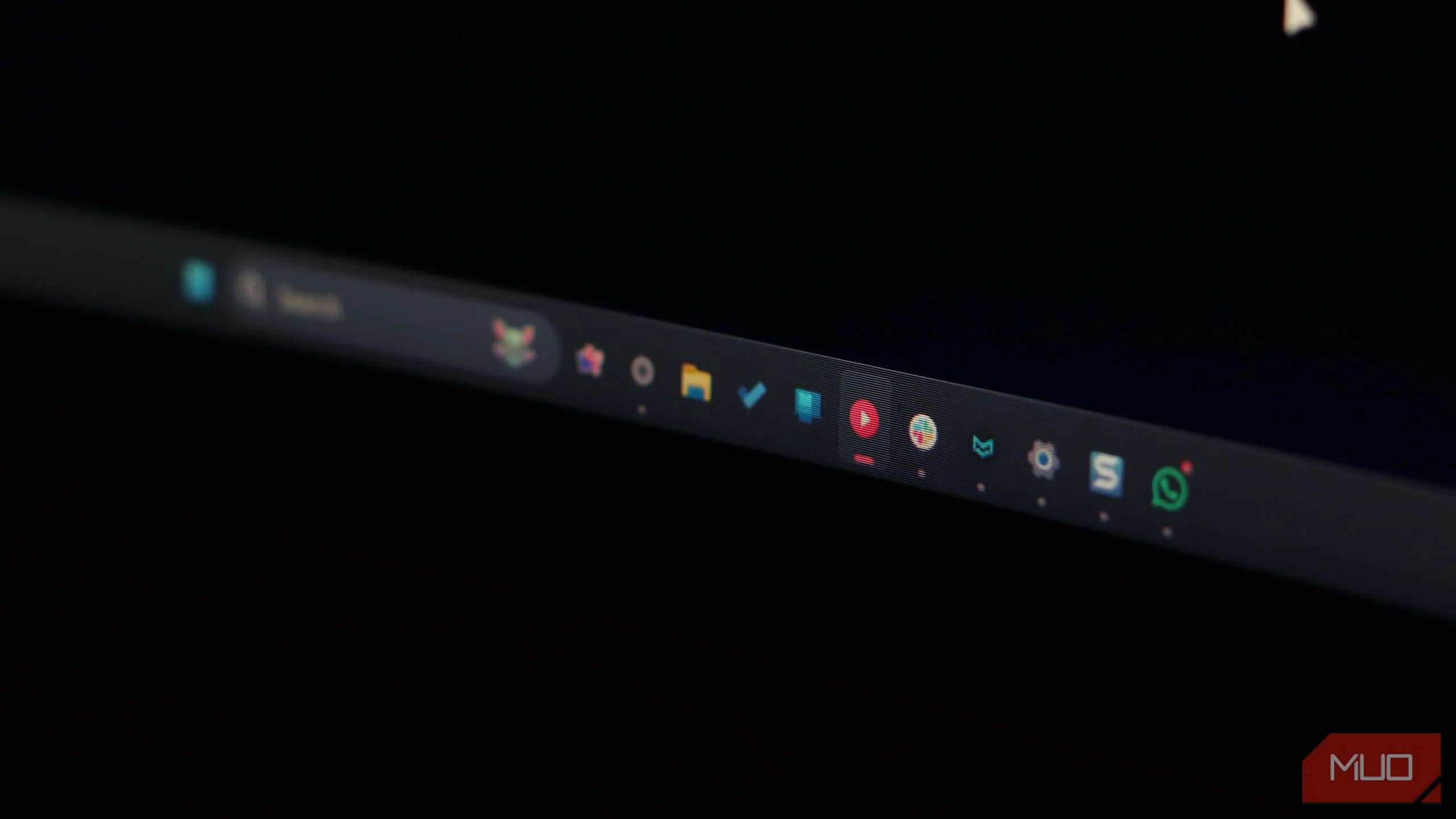 Hình ảnh các biểu tượng taskbar Windows 11 bị thu nhỏ và hiển thị lỗi