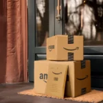 Hình ảnh các gói hàng Amazon được đặt trên bậc cửa, minh họa tầm quan trọng của việc để bưu phẩm khuất tầm nhìn.