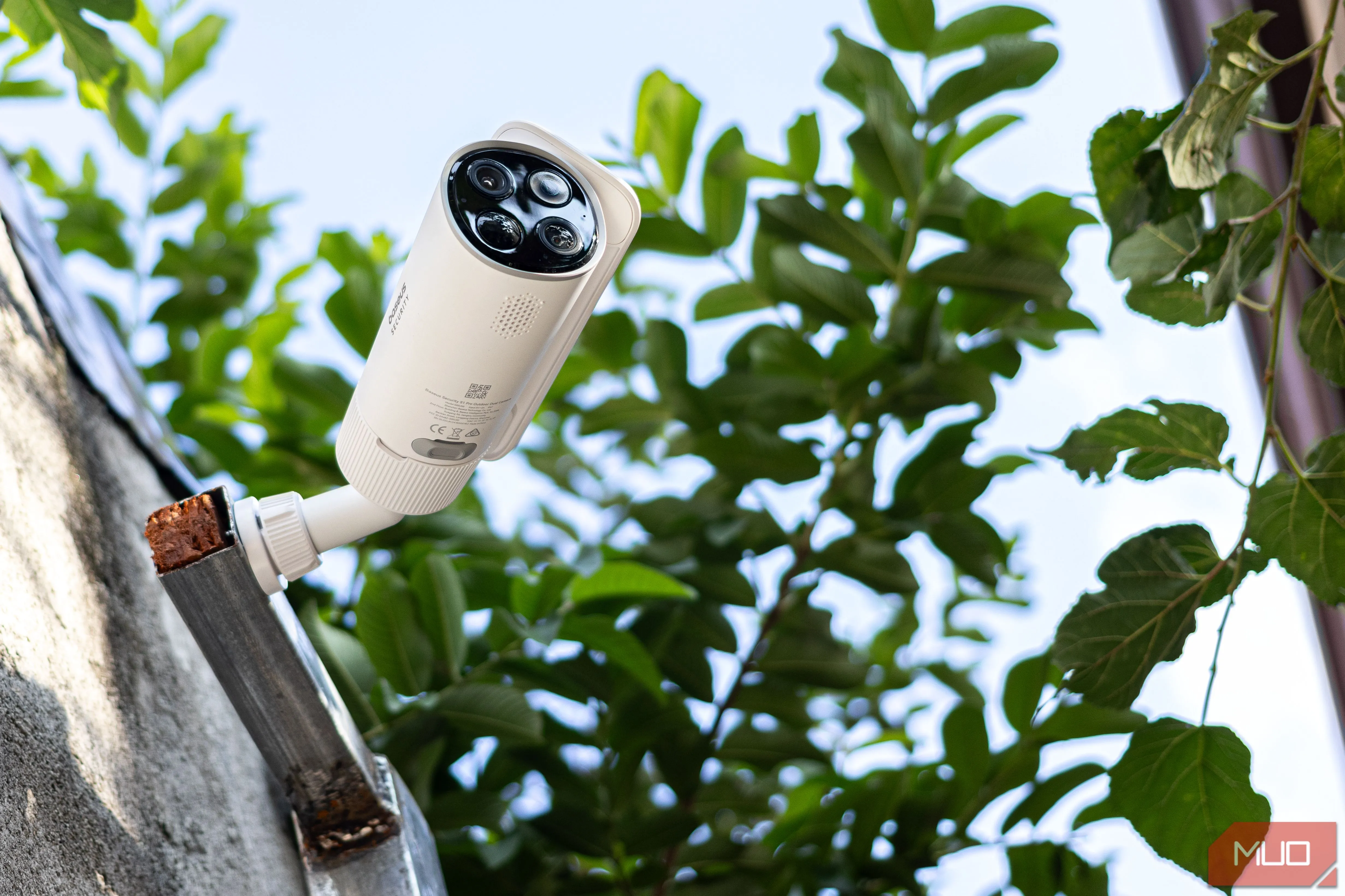 Hình ảnh cận cảnh camera Baseus S1 Pro sau khi lắp đặt, cho thấy khả năng tích hợp hài hòa với không gian ngoài trời.