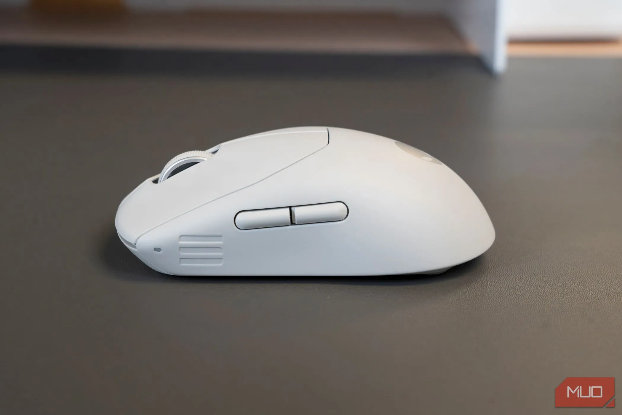 Hình ảnh cận cảnh chuột không dây gaming với thiết kế công thái học