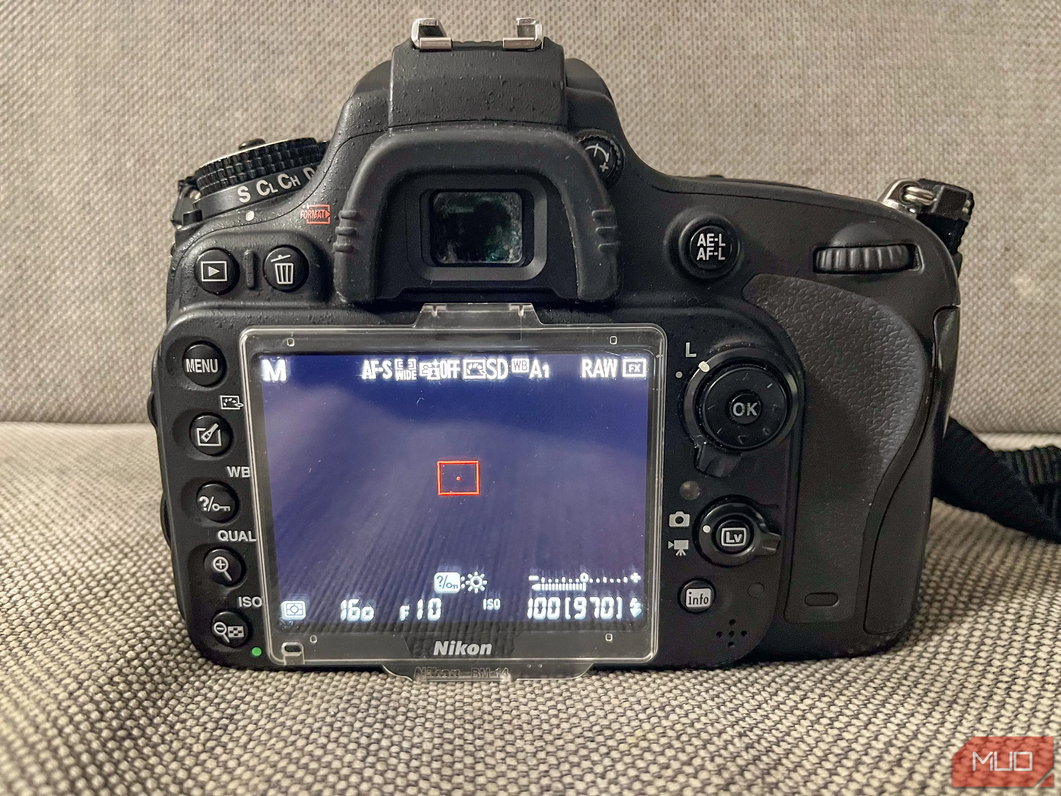 Hình ảnh cận cảnh một đôi mắt đang nhìn qua kính ngắm quang học (OVF) của máy ảnh DSLR, biểu thị trải nghiệm xem trực tiếp và chân thực.