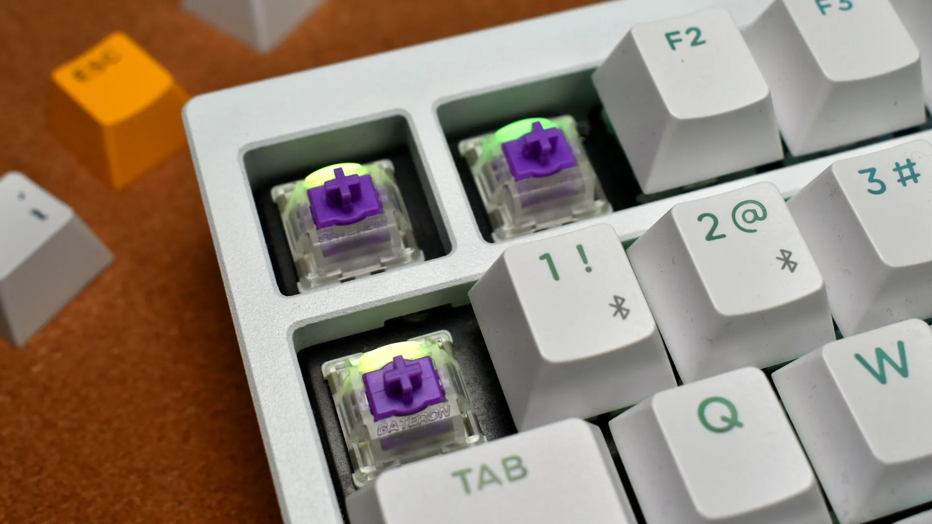 Hình ảnh cận cảnh switch từ tính Gateron Double-Rail Magnetic Nebula trên bàn phím Lemokey P1 HE.