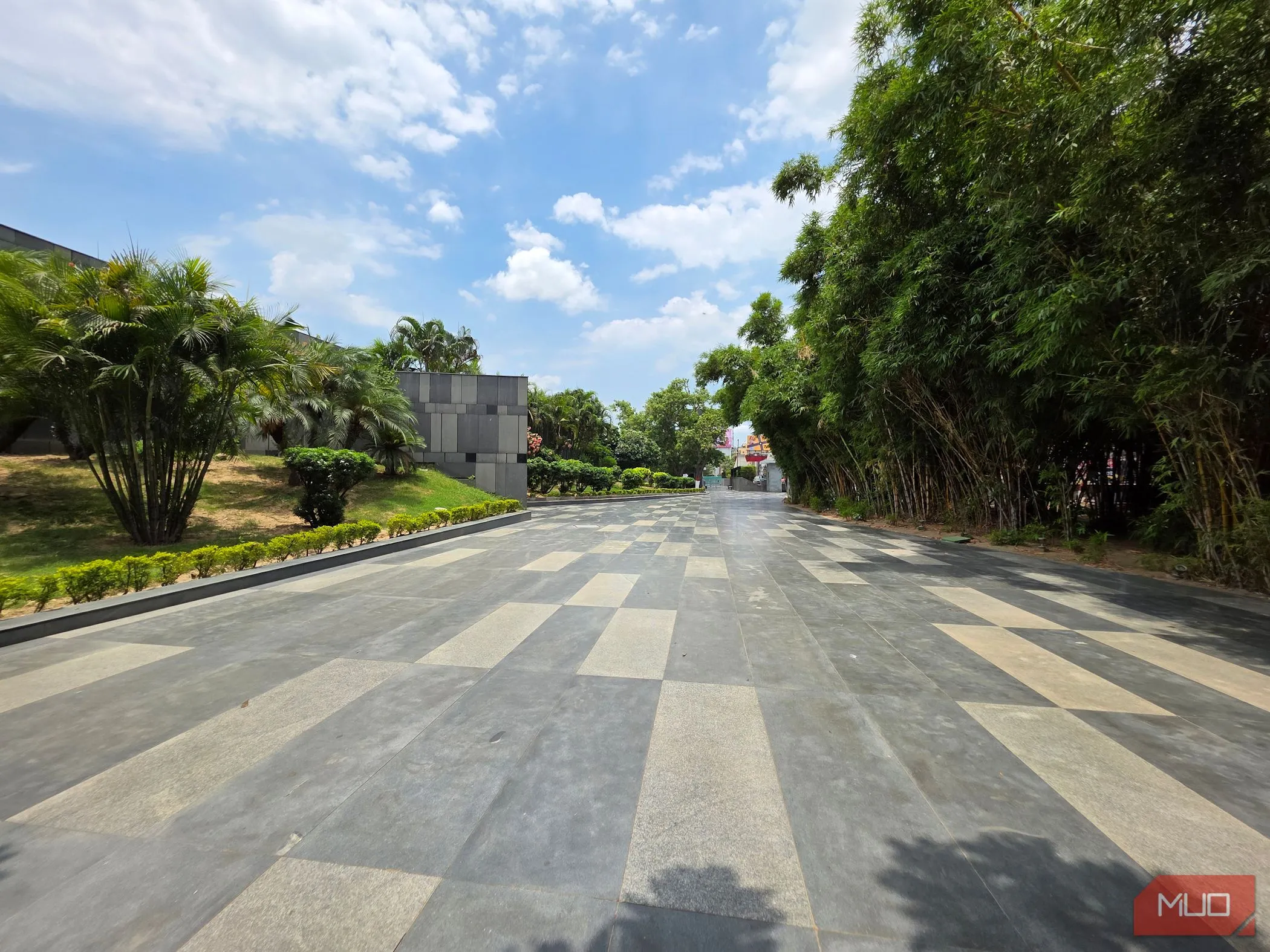 Hình ảnh công viên chụp bằng ống kính góc rộng trên điện thoại, minh họa việc giảm thiểu biến dạng ở các cạnh khung hình.