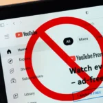 Hình ảnh laptop hiển thị trang YouTube Premium với biểu tượng X đỏ, báo hiệu giao dịch thất bại khi cố gắng mua gói giá rẻ qua VPN.