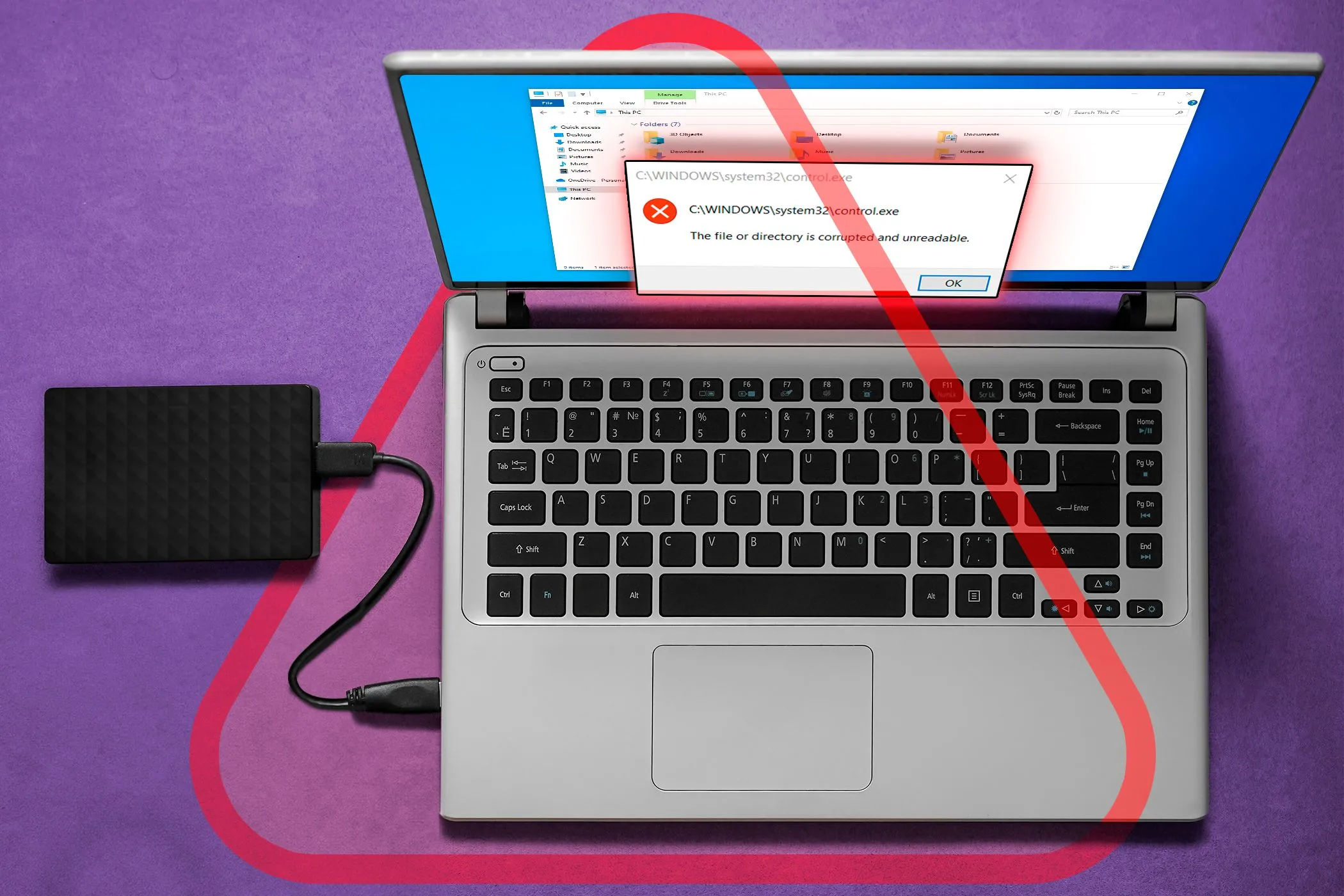 Hình ảnh laptop kết nối ổ cứng ngoài với thông báo lỗi trên màn hình, tượng trưng cho những vấn đề có thể gặp phải khi khôi phục hoặc truy cập dữ liệu đã mã hóa bằng BitLocker.