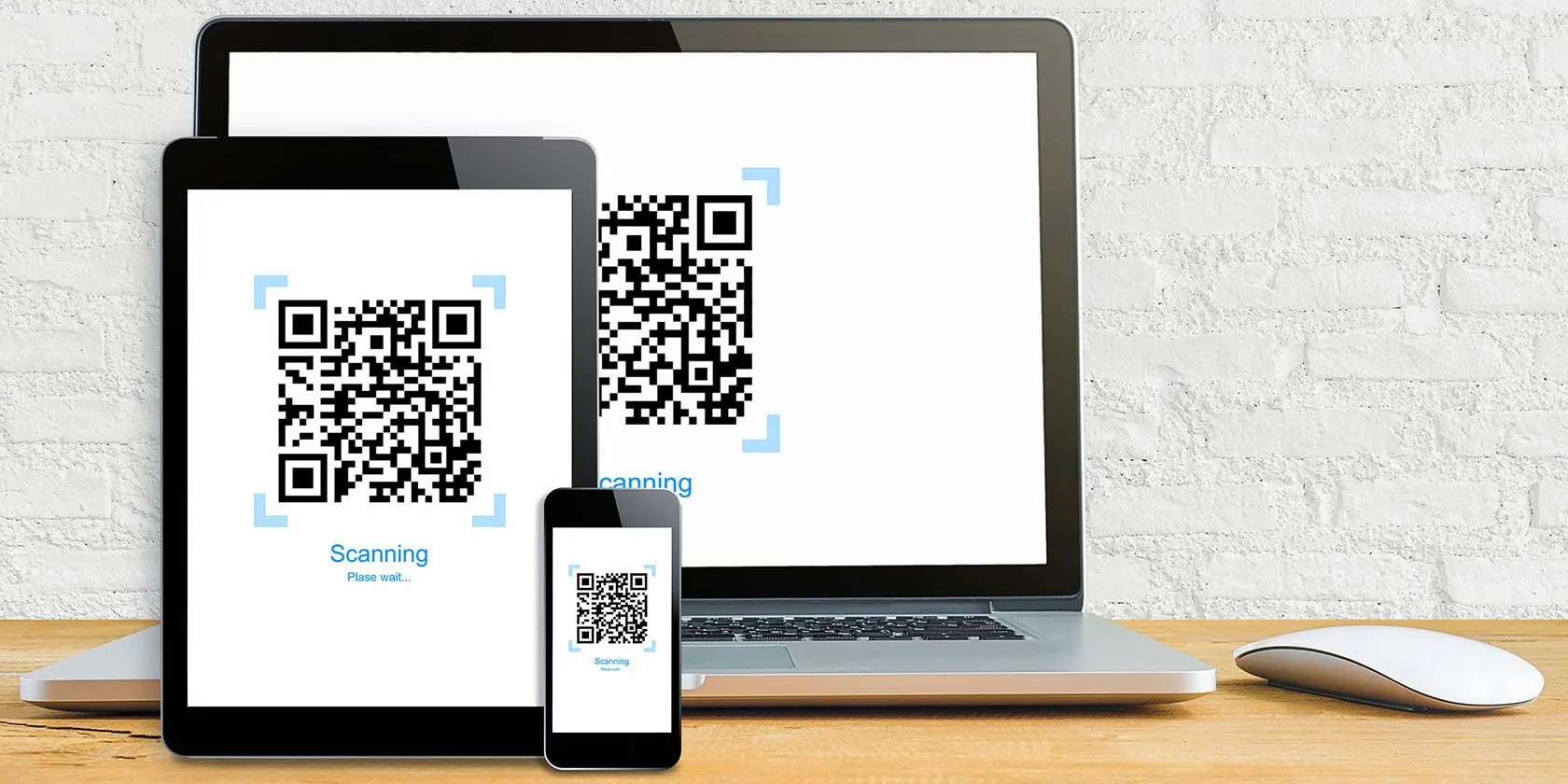 Hình ảnh mã QR xác thực trên laptop, điện thoại và máy tính bảng, minh họa cách Google thay đổi phương thức đăng nhập Gmail an toàn hơn.