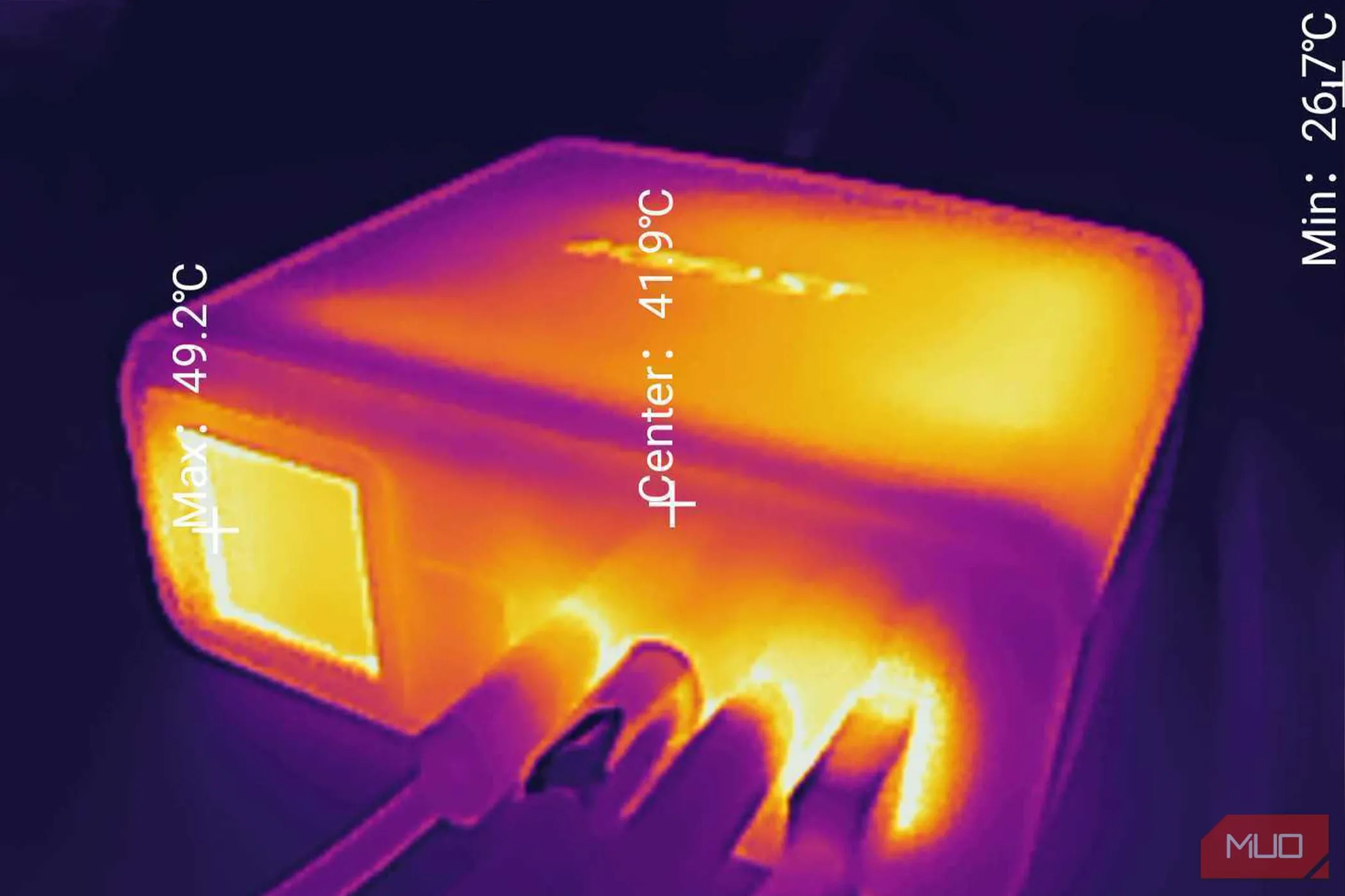 Hình ảnh minh họa bản đồ nhiệt (heatmap) cho thấy sự phân bố nhiệt độ, nhấn mạnh ảnh hưởng của nhiệt độ cao lên các linh kiện điện tử và ổ cứng HDD.