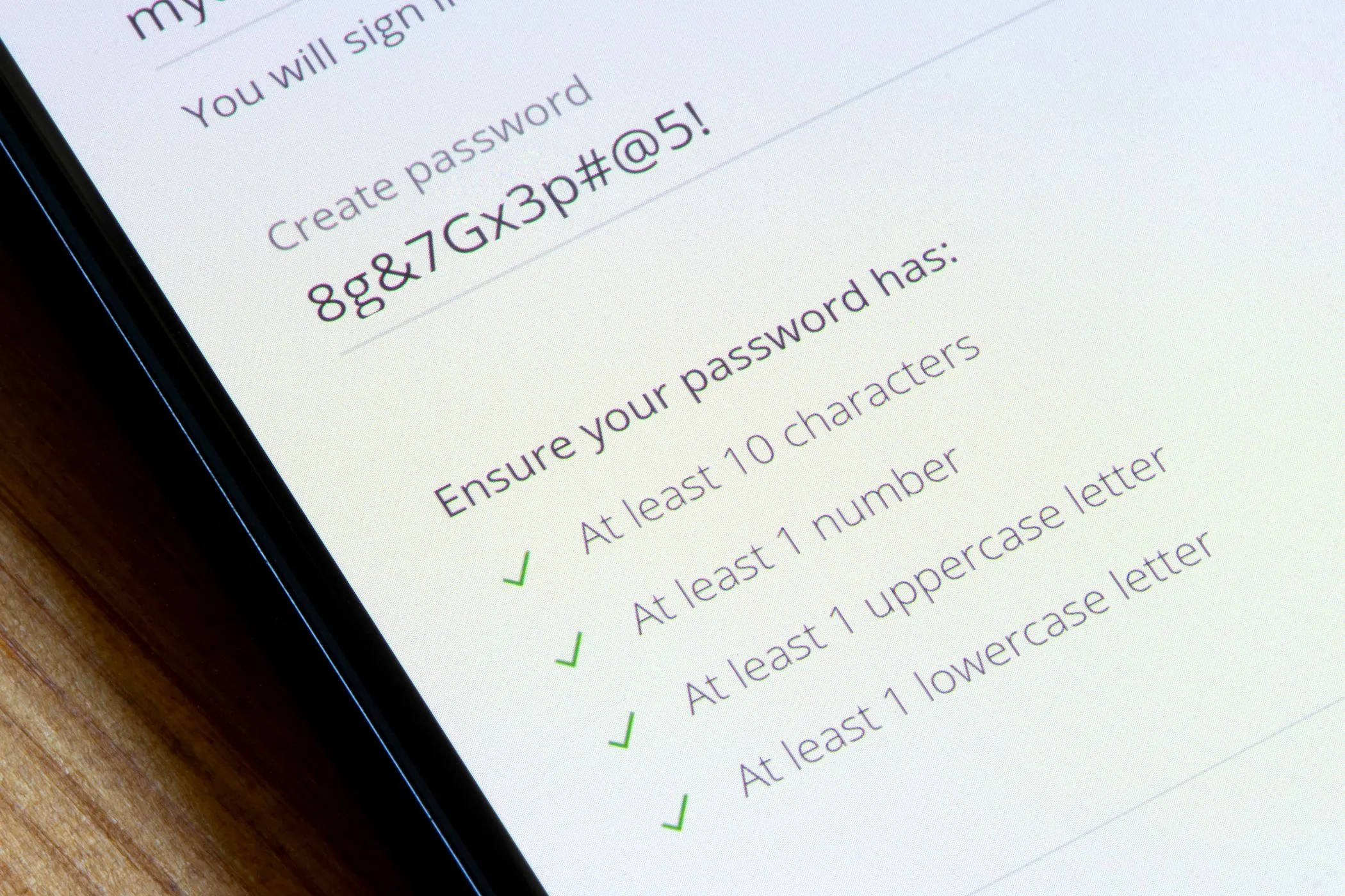 Hình ảnh minh họa người dùng đang tạo mật khẩu chính mạnh trên điện thoại thông minh Android
