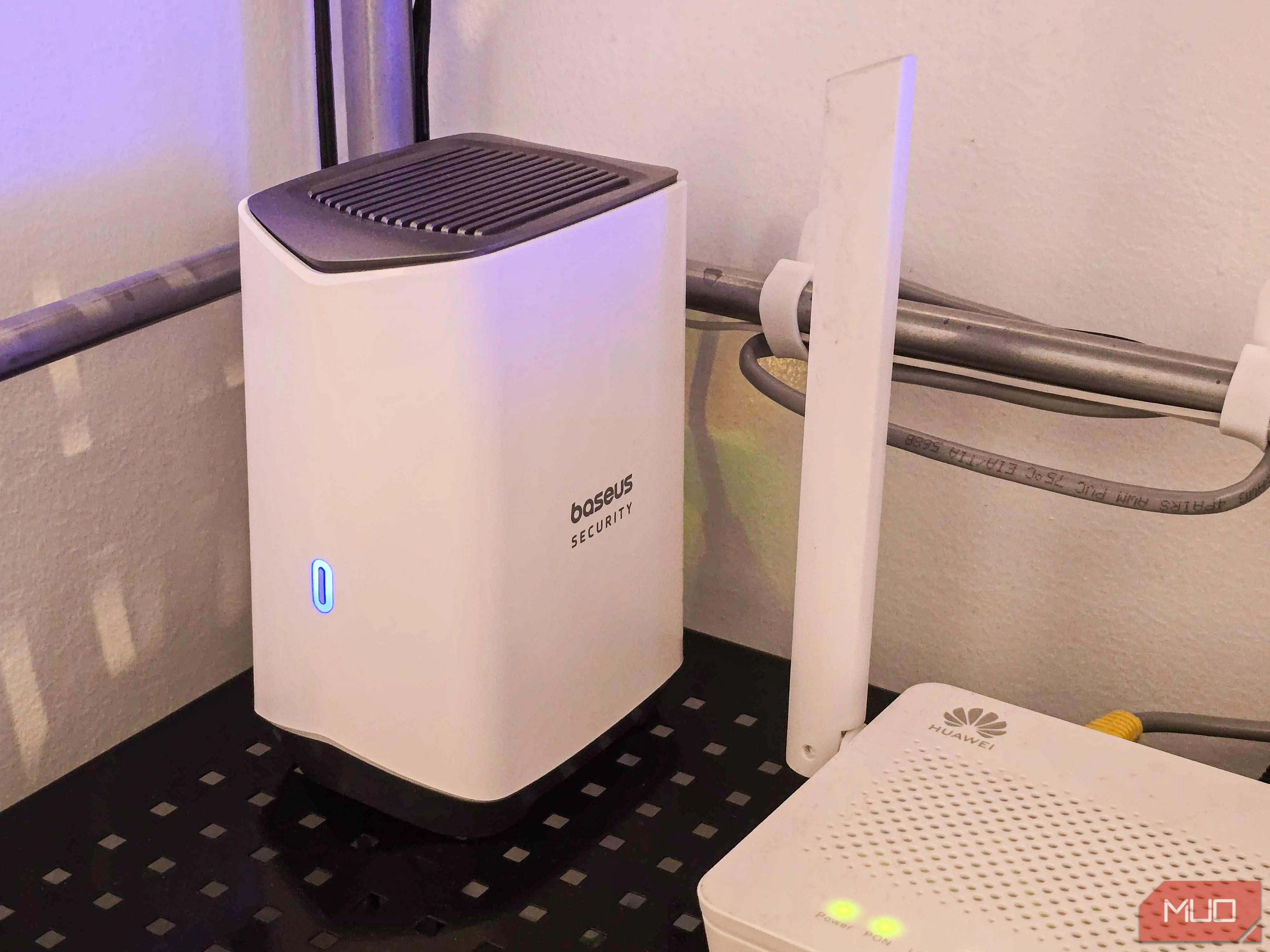 Hình ảnh minh họa quá trình thiết lập trạm trung tâm Baseus H1 HomeStation, nơi lưu trữ dữ liệu camera S1 Pro.