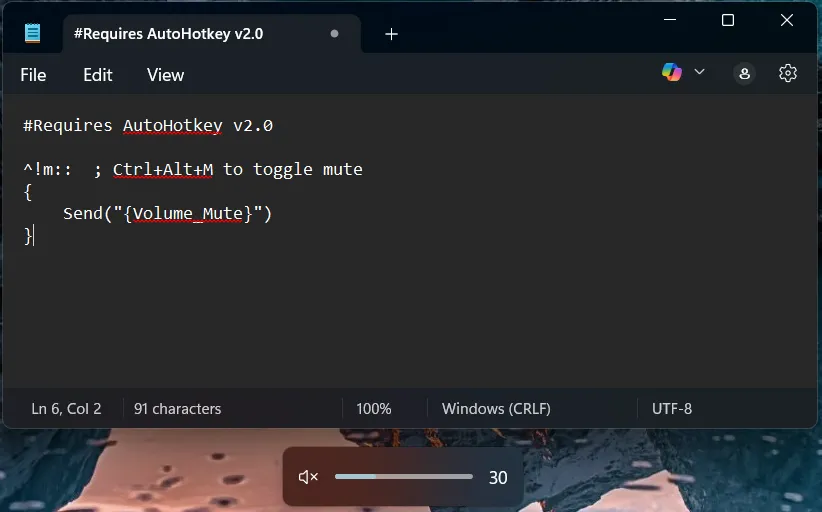 Hình ảnh minh họa script AutoHotkey và biểu tượng tắt tiếng hệ thống, cho thấy cách tự động hóa tác vụ tắt âm thanh giúp tối ưu năng suất Windows.