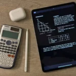 Hình ảnh một chiếc iPad, máy tính cầm tay, Apple Pencil và AirPods đặt trên bàn, tượng trưng cho không gian làm việc tập trung và hiệu quả.
