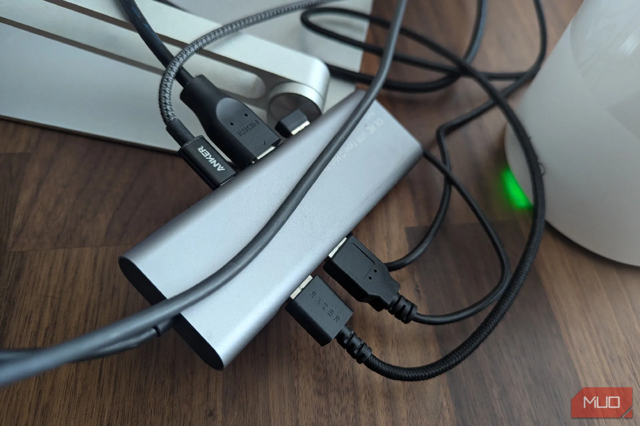 Hình ảnh một dock USB-C thông thường với nhiều dây cáp kết nối lộn xộn, cho thấy sự thiếu gọn gàng khi sử dụng.