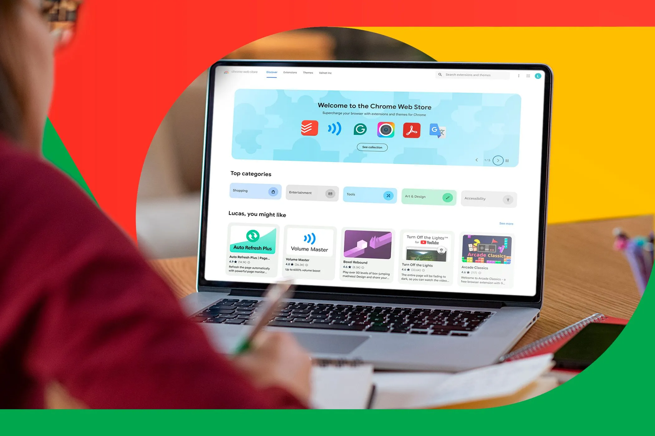 Hình ảnh một người đang sử dụng laptop với Chrome Web Store mở, biểu tượng cho việc khám phá tiện ích mở rộng Chrome