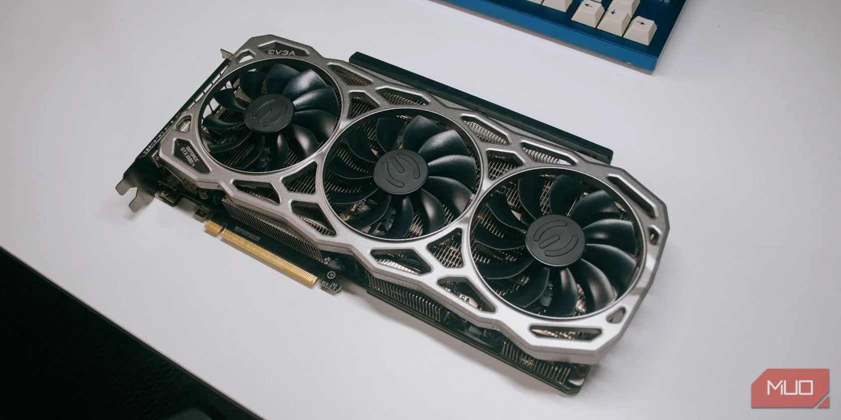 Hình ảnh quạt tản nhiệt của card đồ họa GTX 1080 Ti, đại diện cho linh kiện GPU cao cấp thế hệ trước.