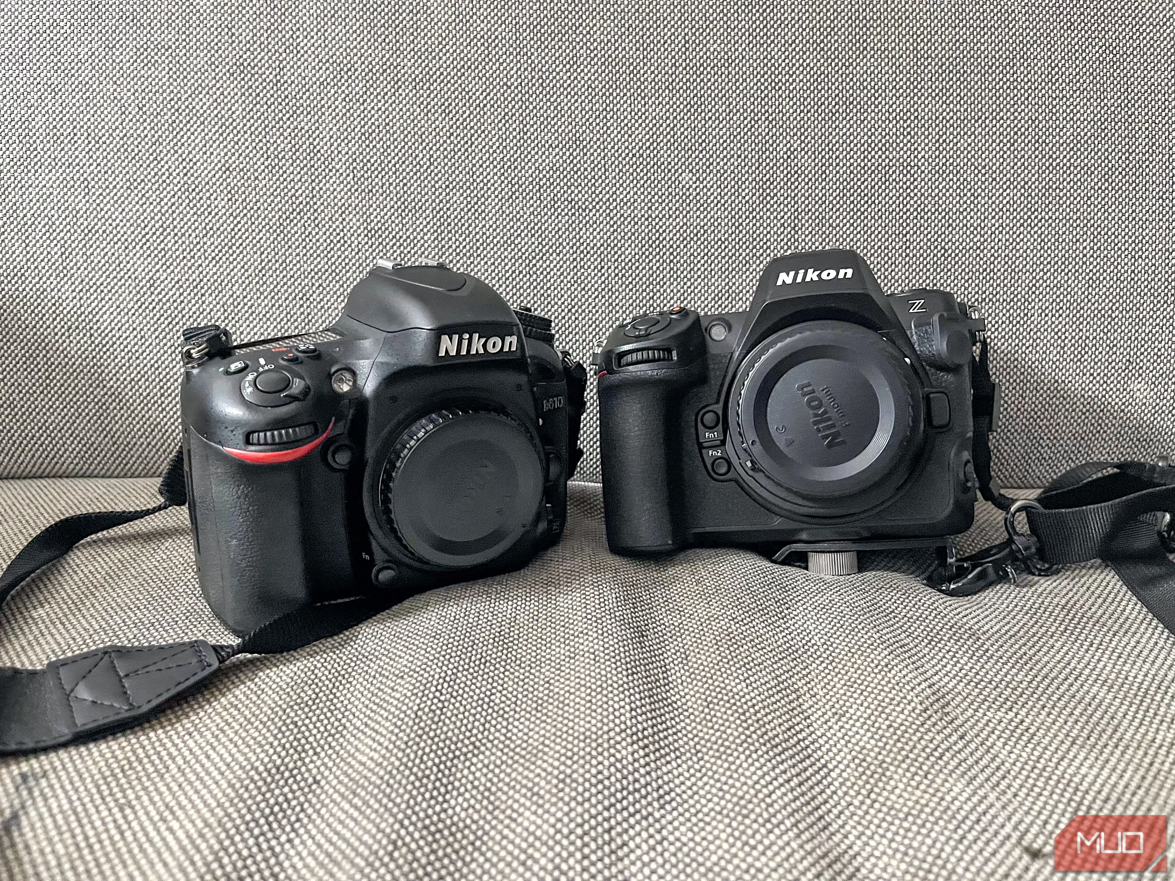 Hình ảnh so sánh trực quan kích thước của máy ảnh mirrorless và DSLR, cho thấy sự khác biệt không đáng kể khi gắn adapter ống kính.