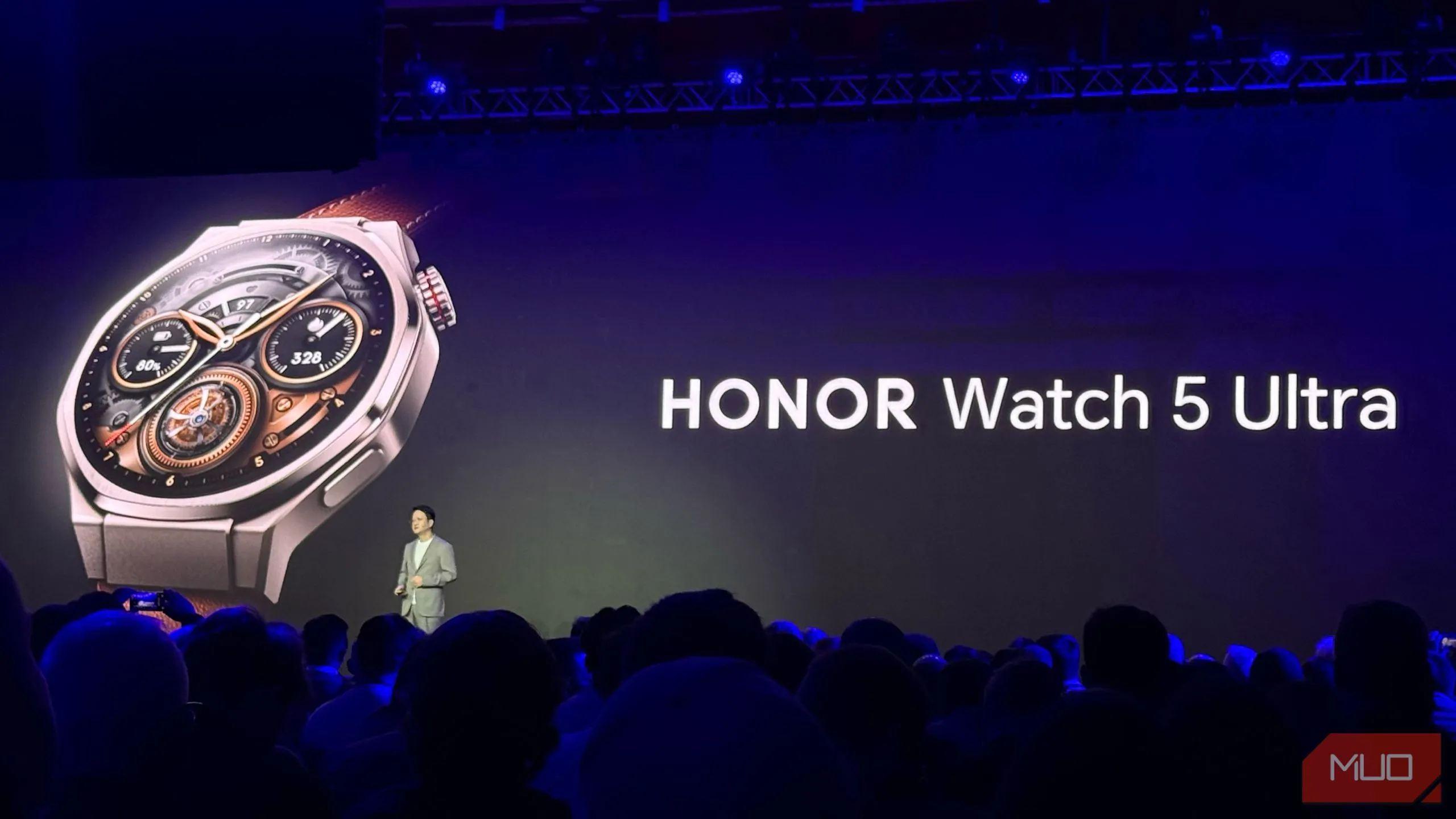 Honor giới thiệu đồng hồ thông minh Watch 5 Ultra tại sự kiện MWC 2025, mở rộng hệ sinh thái sản phẩm.