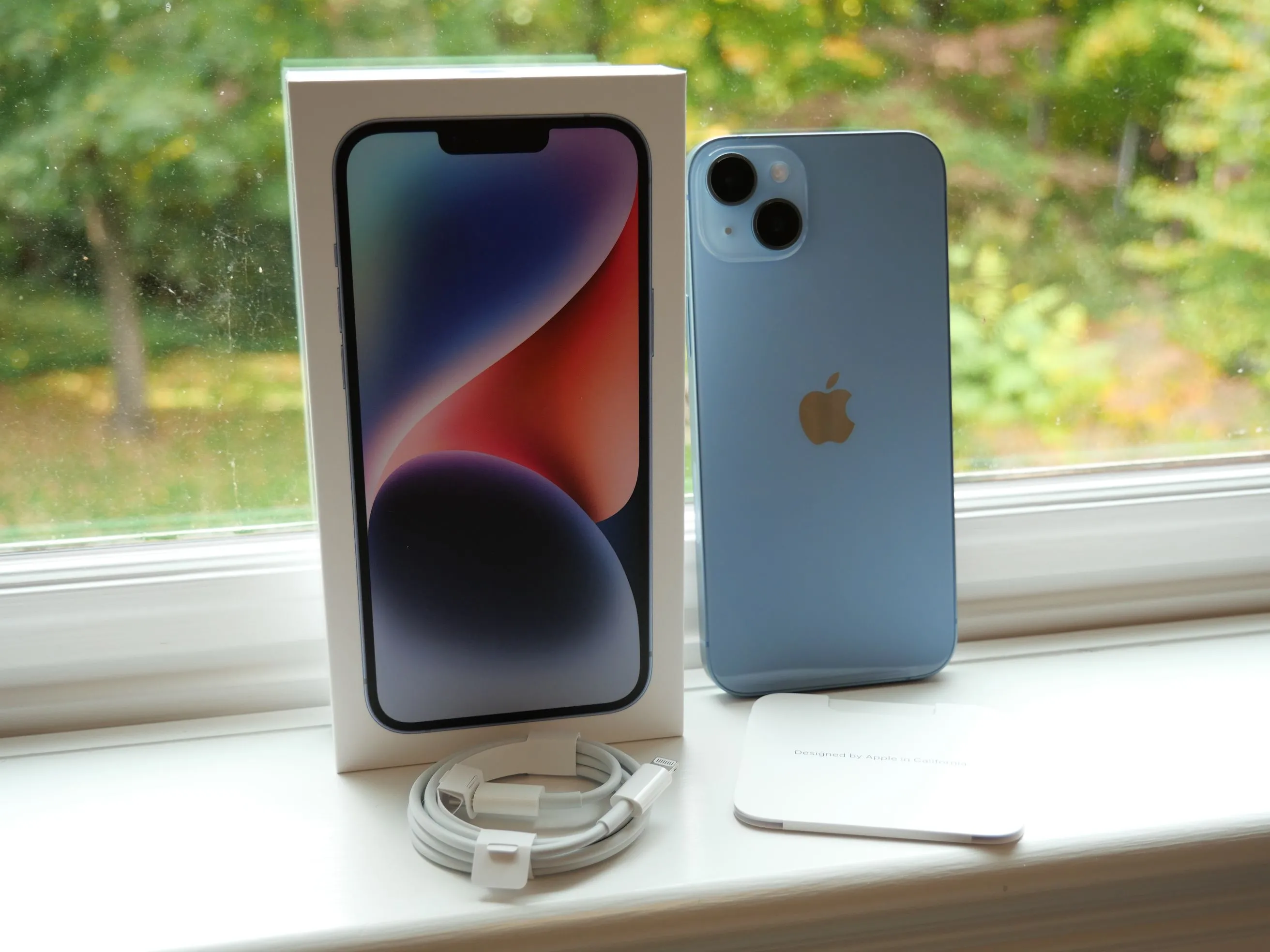Hộp điện thoại iPhone 14 Plus và các phụ kiện bên trong (không bao gồm củ sạc)