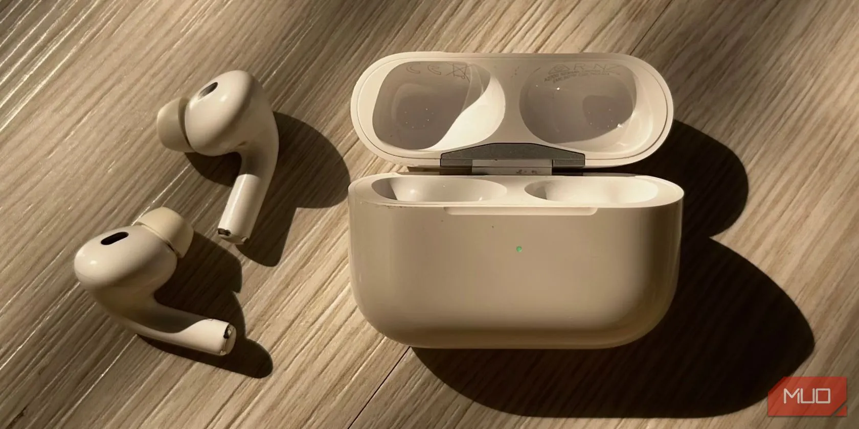 Hộp sạc AirPods thế hệ 3 hoặc AirPods Pro với đèn báo trạng thái màu xanh lá.