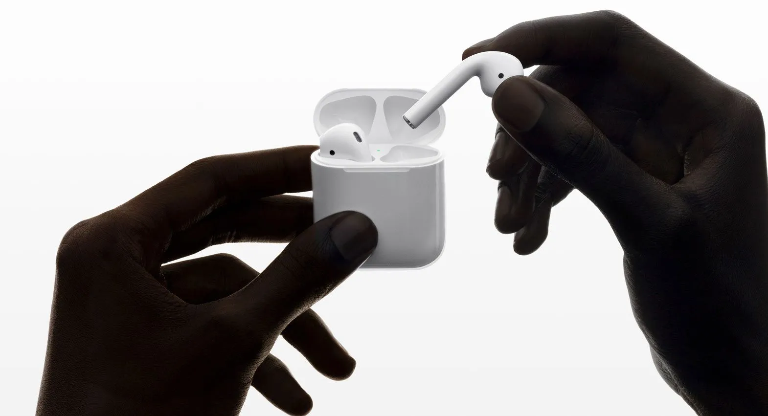 Hộp sạc AirPods thế hệ thứ hai với thiết kế vuông, đèn báo trạng thái bên trong.