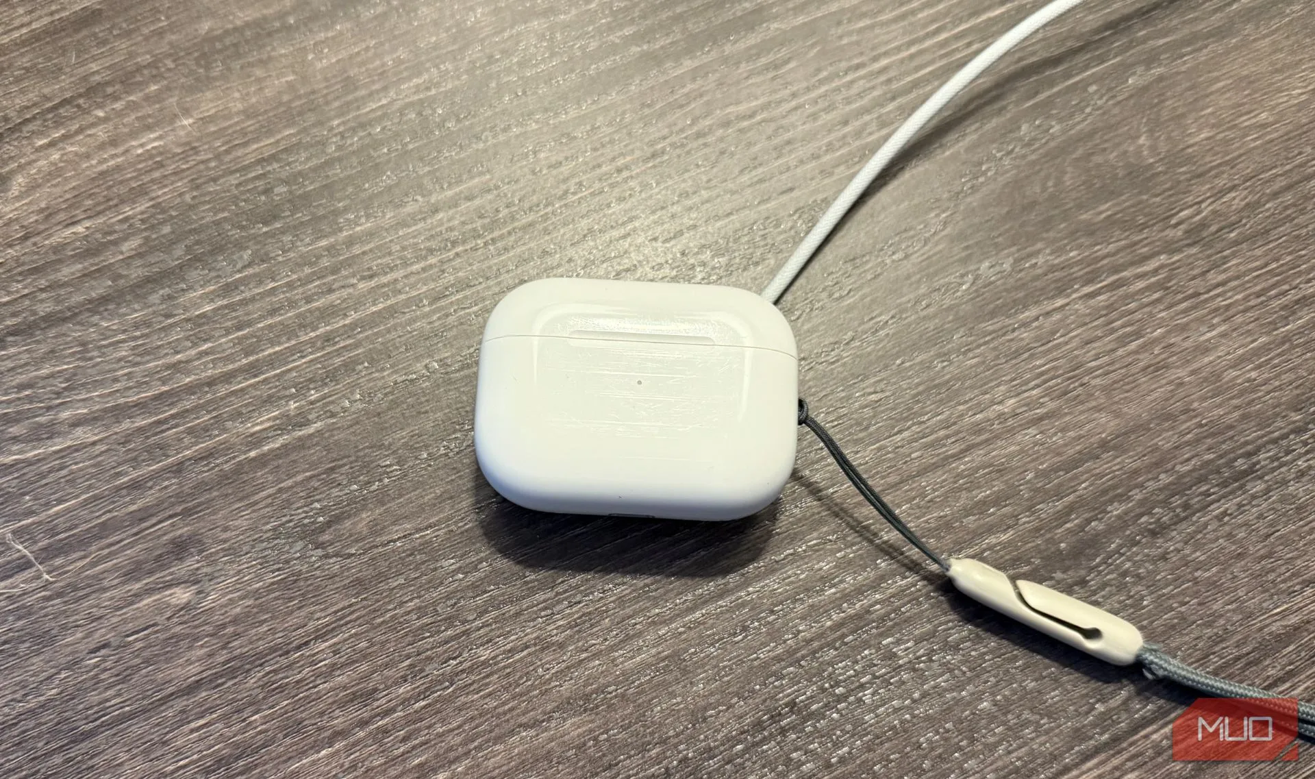 Hộp sạc Apple AirPods Pro 2 đang được sạc bằng sạc Apple Watch.
