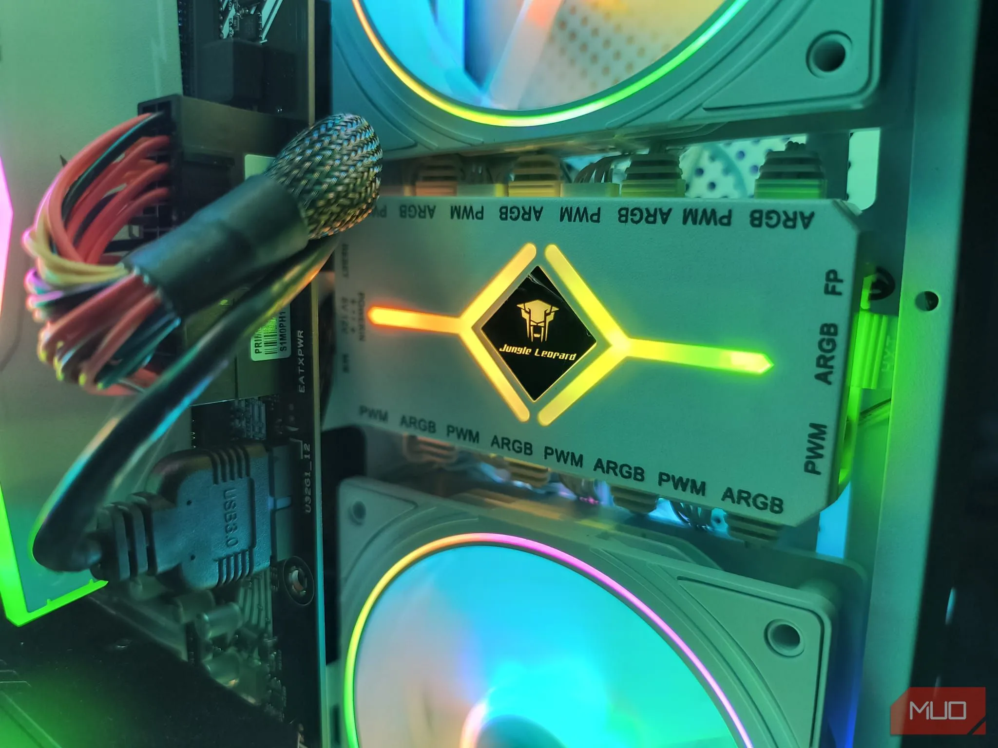 Hub điều khiển quạt và đèn ARGB bên trong PC, giúp quản lý dây cáp gọn gàng