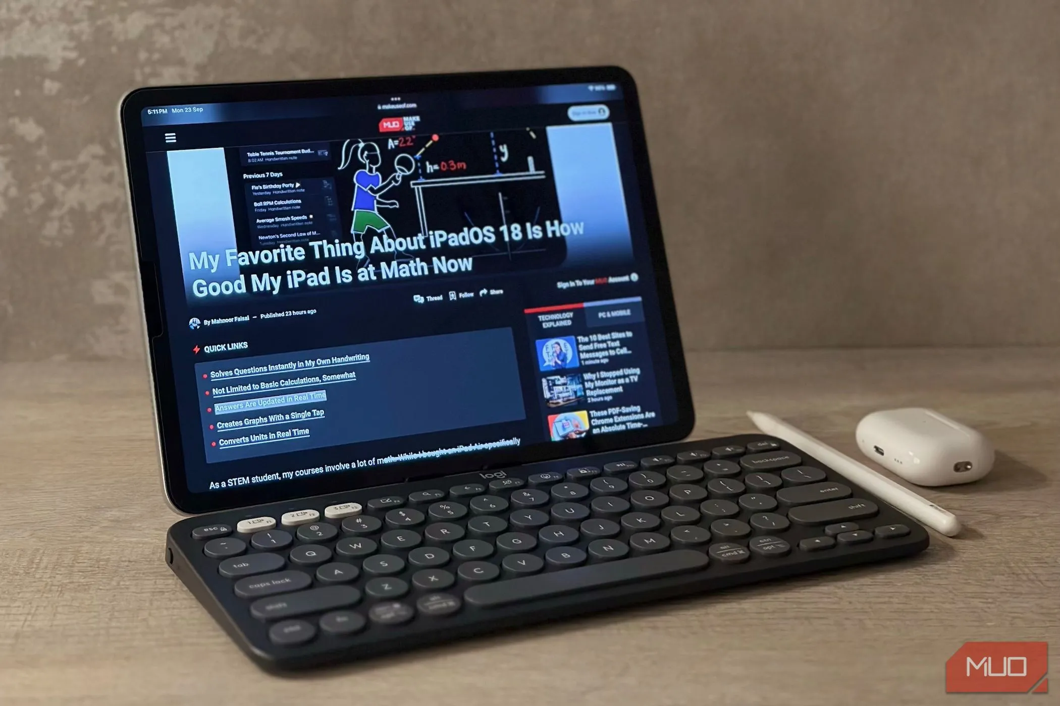 iPad, Apple Pencil, bàn phím Logitech Pebble Keys 2 và AirPods trên bàn, thể hiện sự linh hoạt của các phụ kiện không dây.