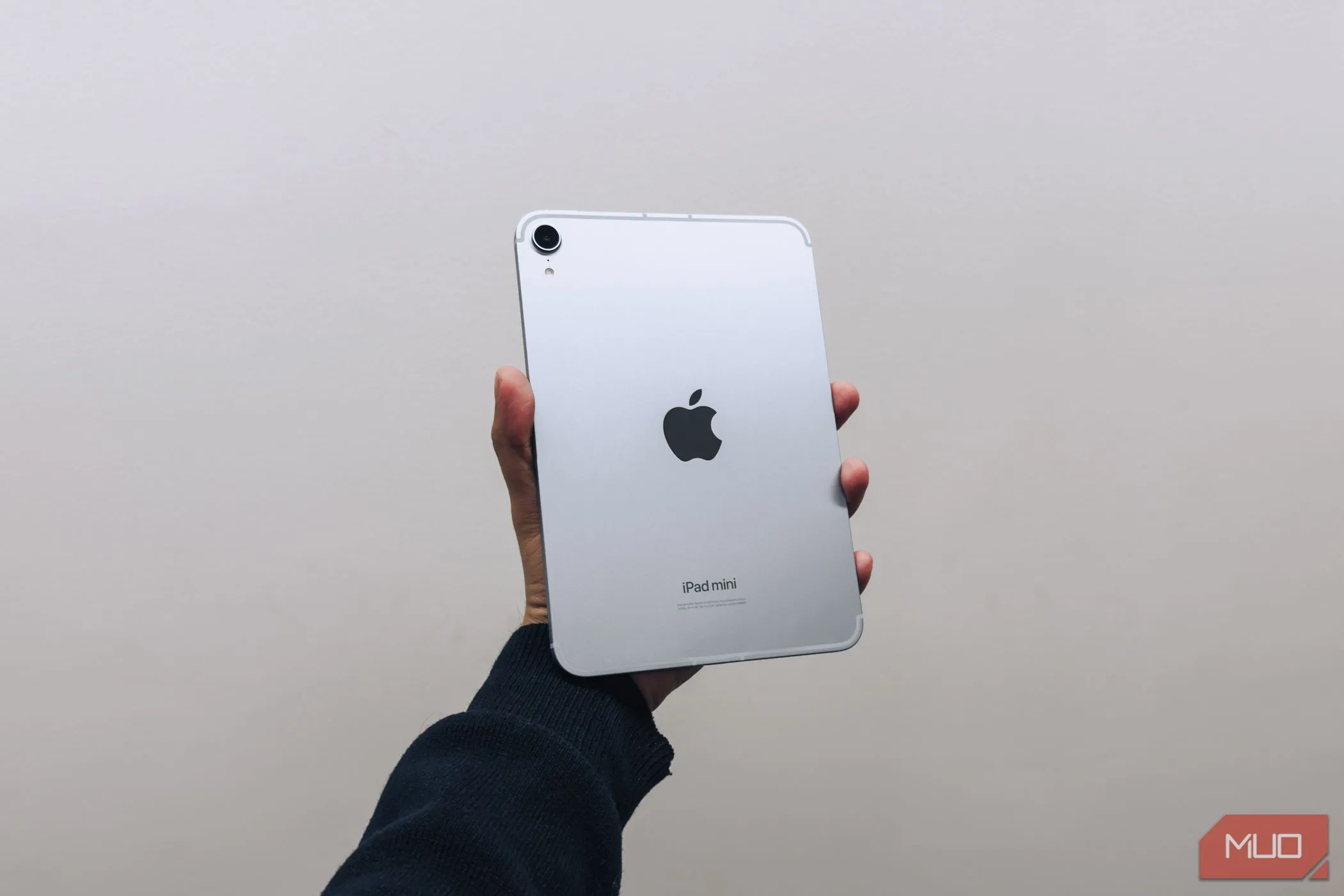 iPad mini (A17 Pro) cầm trên tay với nền trắng