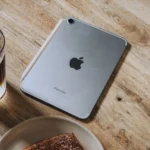 iPad mini (A17 Pro) trên bàn cà phê bên cạnh đồ ăn