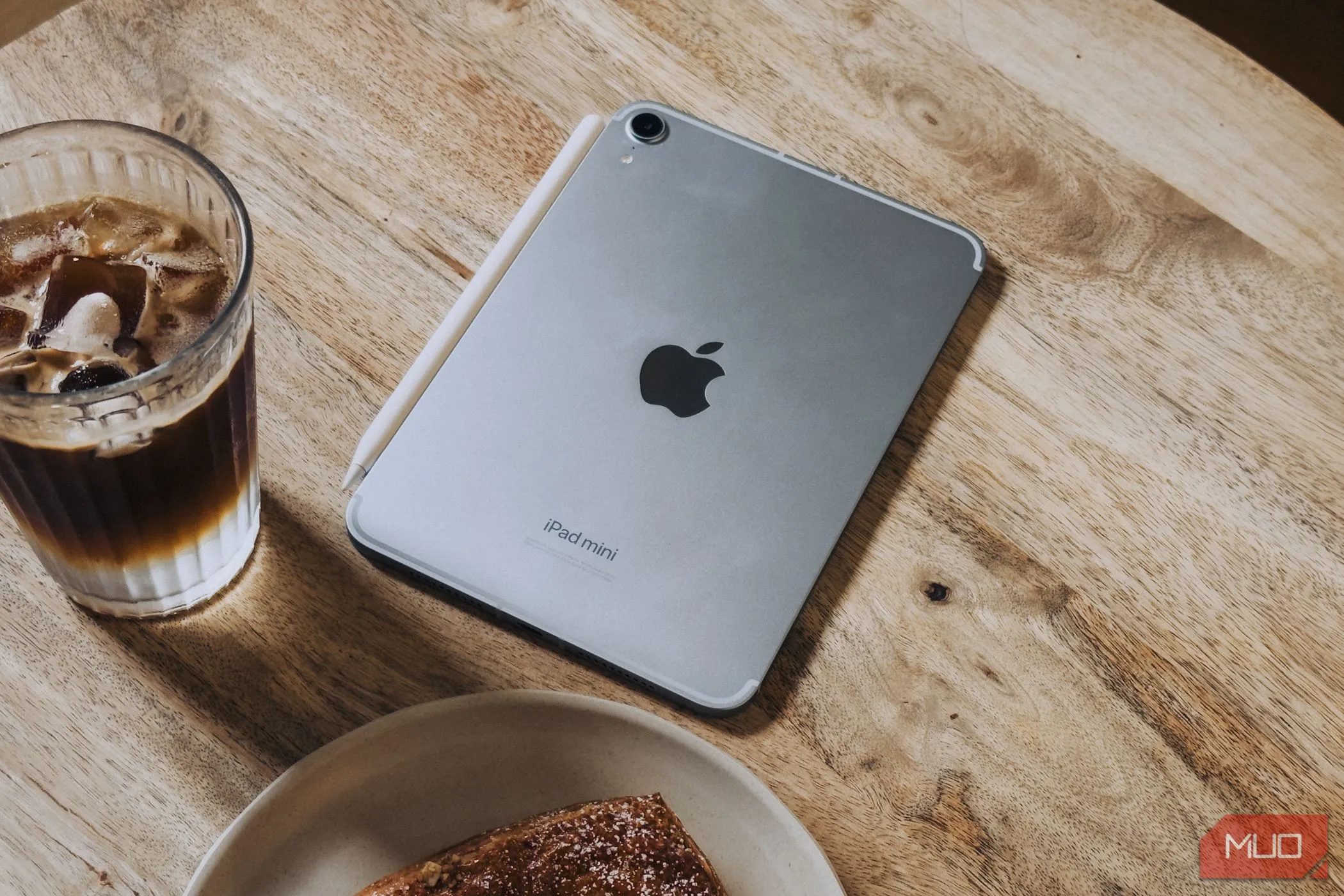 iPad mini (A17 Pro) trên bàn cà phê bên cạnh đồ ăn