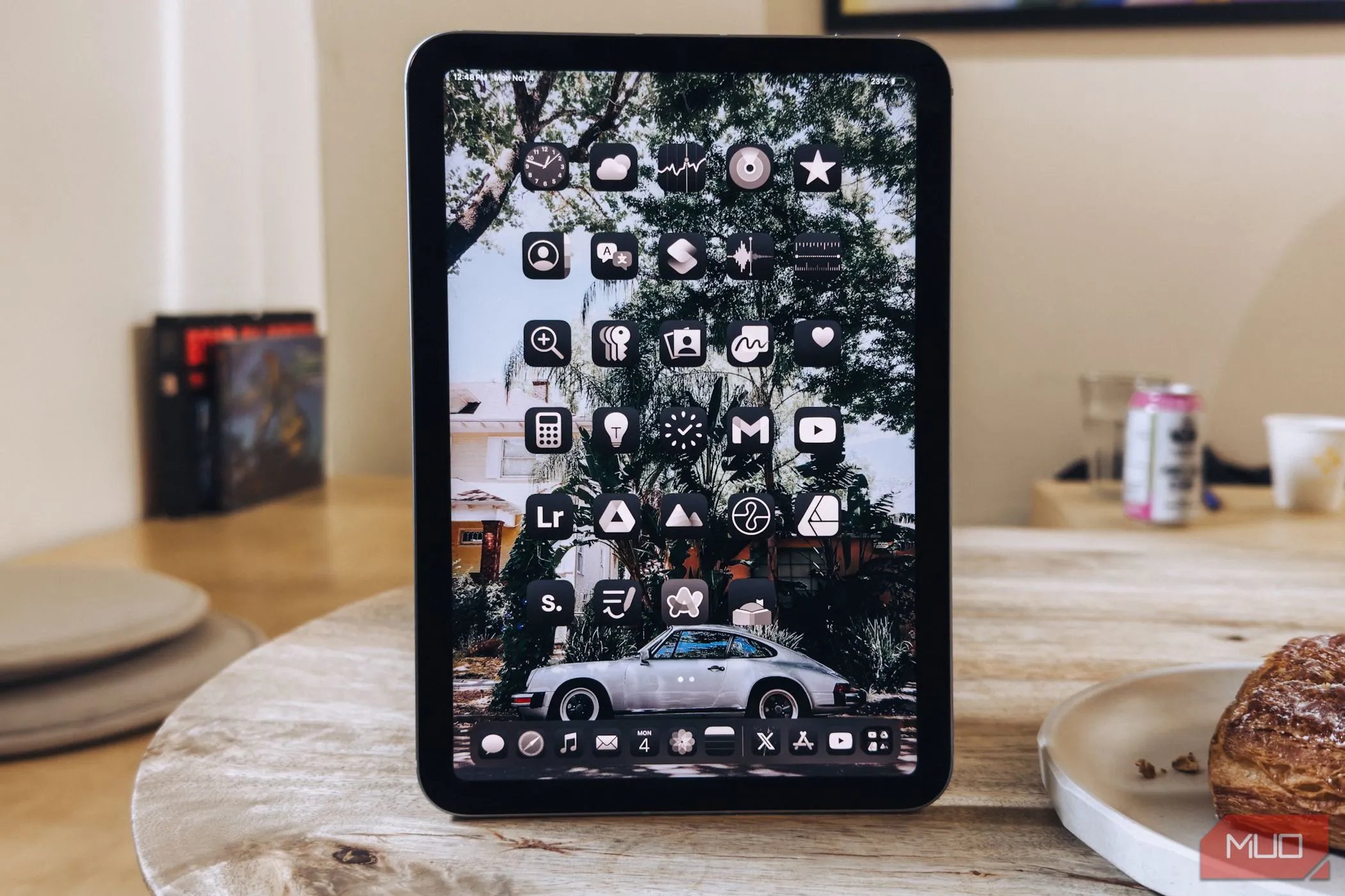 iPad mini (A17 Pro) trên bàn cà phê theo chiều dọc