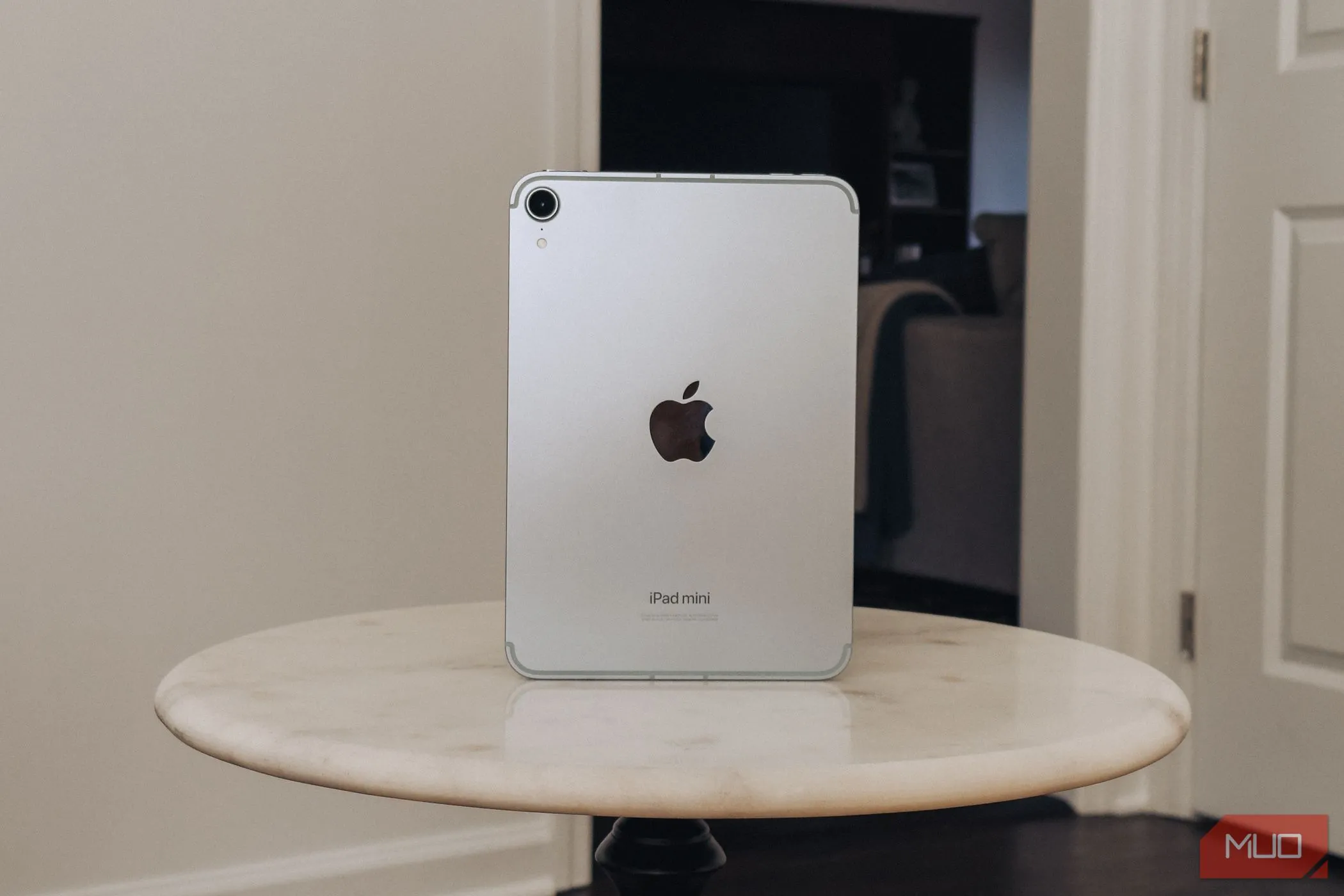 iPad mini (A17 Pro) trên bàn đá cẩm thạch theo chiều dọc