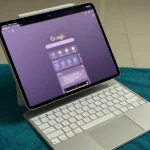 iPad Pro đang chạy Google Chrome, gắn kèm Bàn phím Magic Keyboard, thể hiện nỗ lực biến máy tính bảng thành công cụ làm việc hiệu quả.