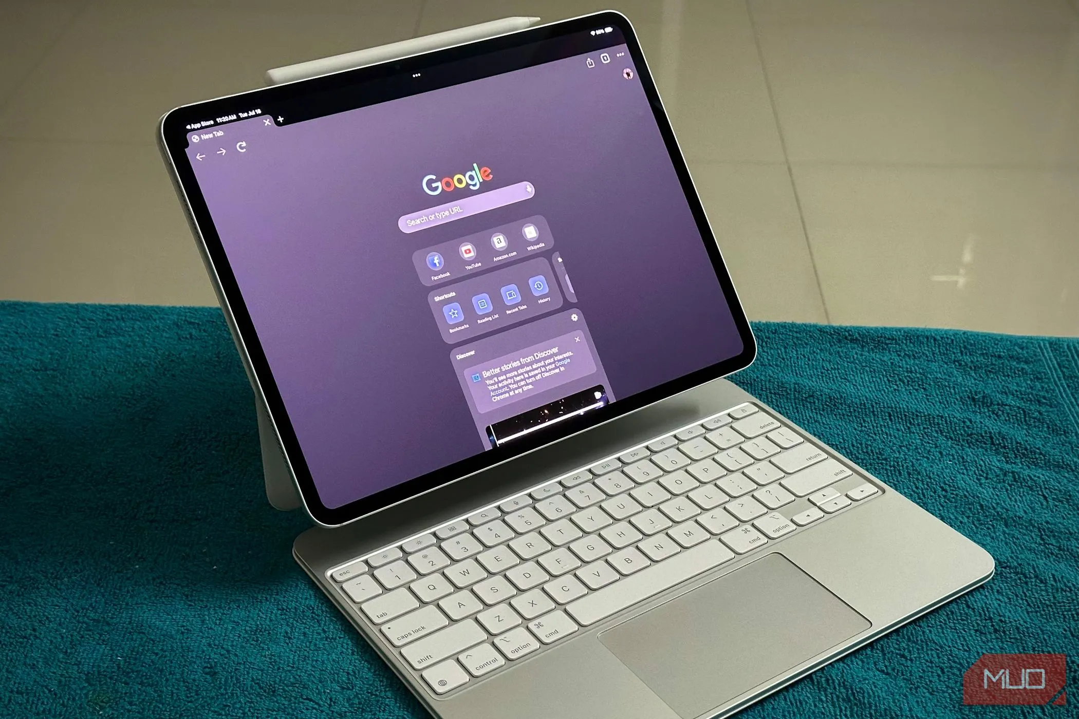 iPad Pro đang chạy Google Chrome, gắn kèm Bàn phím Magic Keyboard, thể hiện nỗ lực biến máy tính bảng thành công cụ làm việc hiệu quả.