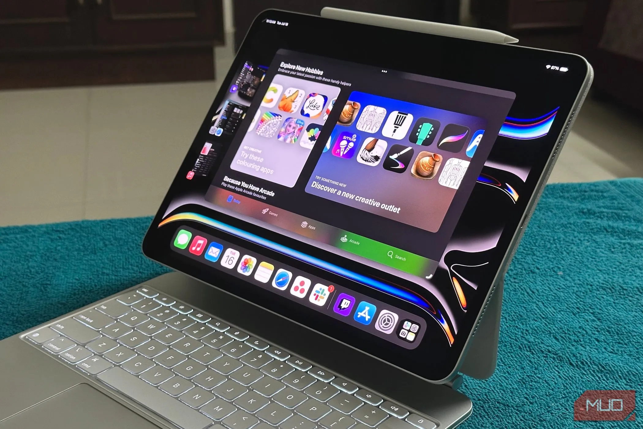 iPad Pro với tính năng Stage Manager kết nối Magic Keyboard, minh họa sự tích hợp sâu vào hệ sinh thái Apple.