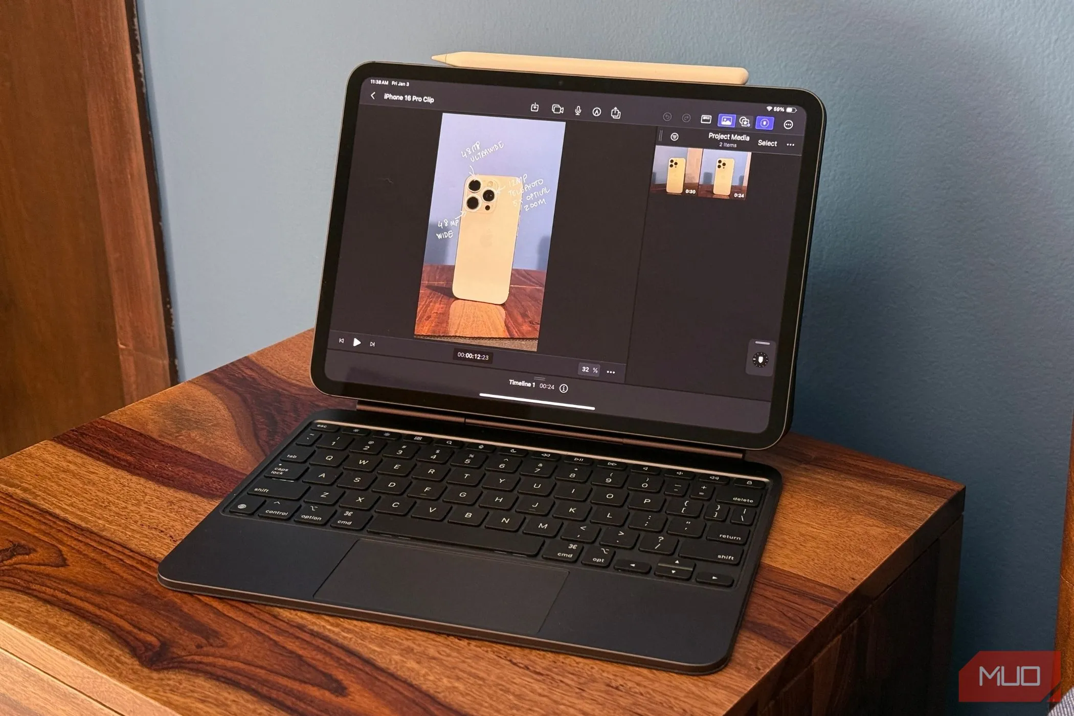 iPad Pro với ứng dụng Final Cut Pro mở trên Magic Keyboard, gợi ý về chi phí đầu tư và bảo trì cao của thiết bị Apple.