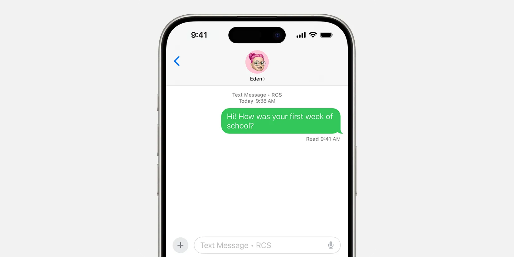 iPhone 15 chạy iOS 18 hiển thị tin nhắn RCS với bong bóng màu xanh lá